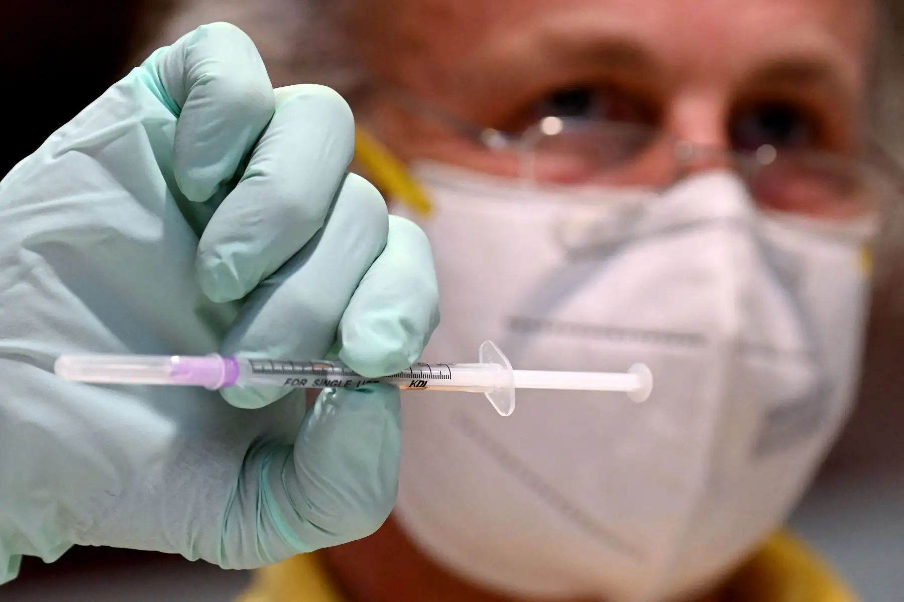 El virus puede causar erupciones en la piel, con lesiones que se presentan en ciertas partes del cuerpo, o expandirse de manera más general. Foto: AFP