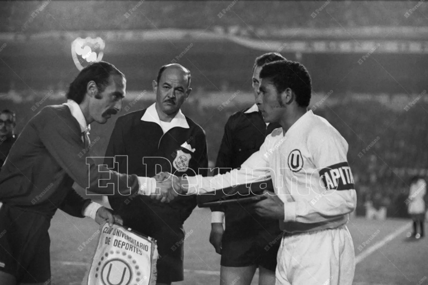 Avellaneda - 24 de mayo 1972 / Héctor Chumpitaz intercambia banderines con Ricardo Pavoni. Universitario de Deportes cayó 2-1 ante Independiente en el partido de vuelta de la final de la Copa Libertadores de América. El cuadro argentino se consagró campeón del torneo continental. 
Foto: Archivo Histórico de El Peruano / Máximo Miralles