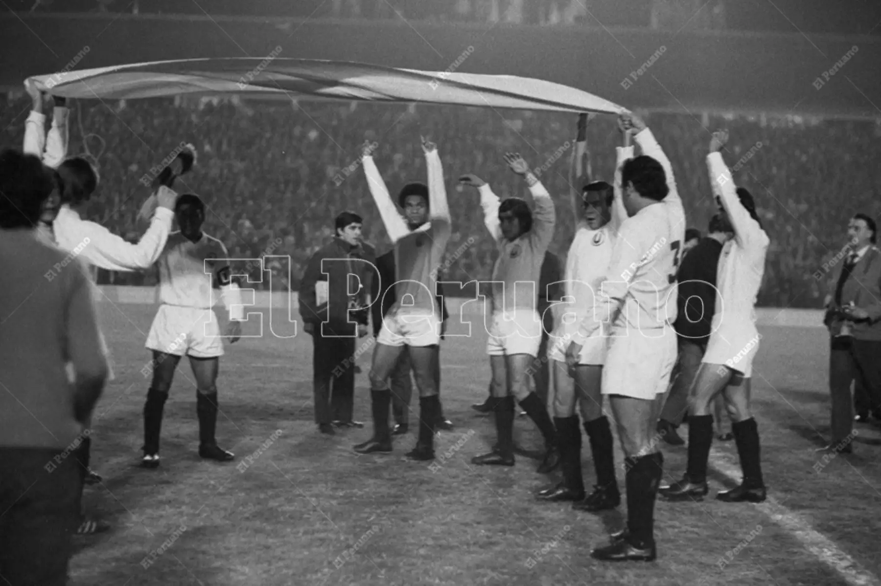 Avellaneda - 24 de mayo 1972 / Los jugadores de Universitario de Deportes saludan con una bandera argentina al público en el estadio La Doble Visera. El cuadro peruano cayó 2-1 ante Independiente de Avellaneda  en el partido de vuelta de la final de la Copa Libertadores de América.
Foto: Archivo Histórico de El Peruano / Máximo Miralles