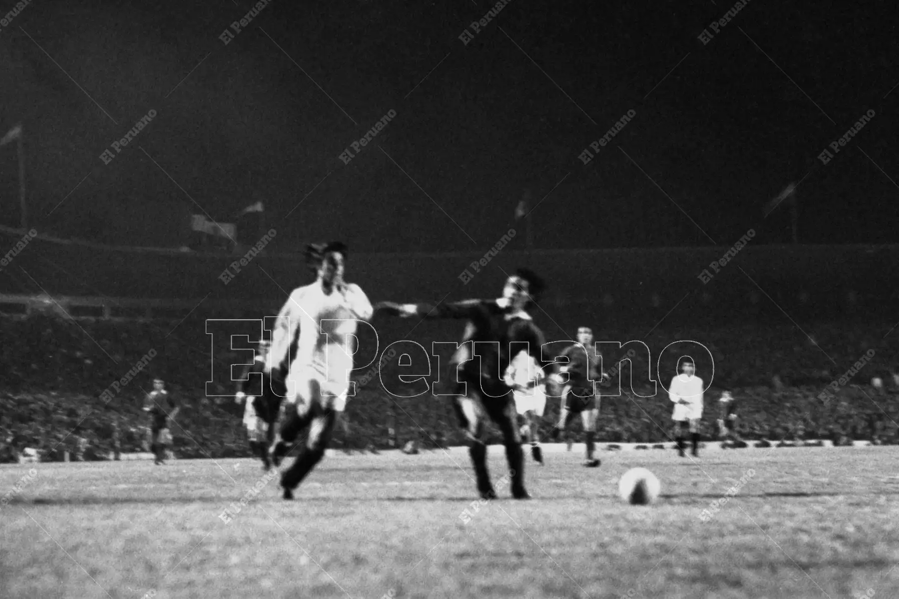 Avellaneda - 24 de mayo 1972 / Percy Rojas itenta superar a la defensa rival. Universitario de Deportes cayó 2-1 ante Independiente de Avellaneda  en el partido de vuelta de la final de la Copa Libertadores de América. Foto: Archivo Histórico de El Peruano / Máximo Miralles