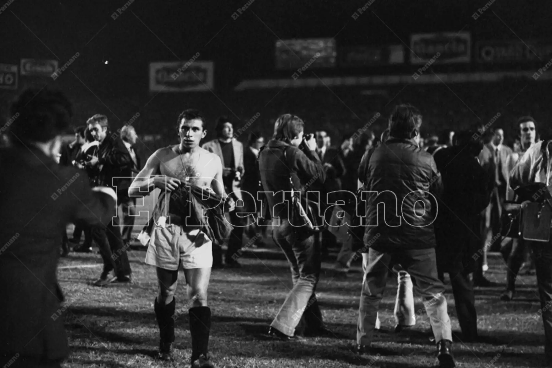 Avellaneda - 24 de mayo 1972 / Luis Cruzado abandona el campo de juego del del partido final entre Independiente de Avellaneda y Universitario de Deportes. El cuadro argentino se consagró campeón del torneo continental al vencer a la U por 2-1. 
Foto: Archivo Histórico de El Peruano / Máximo Miralles