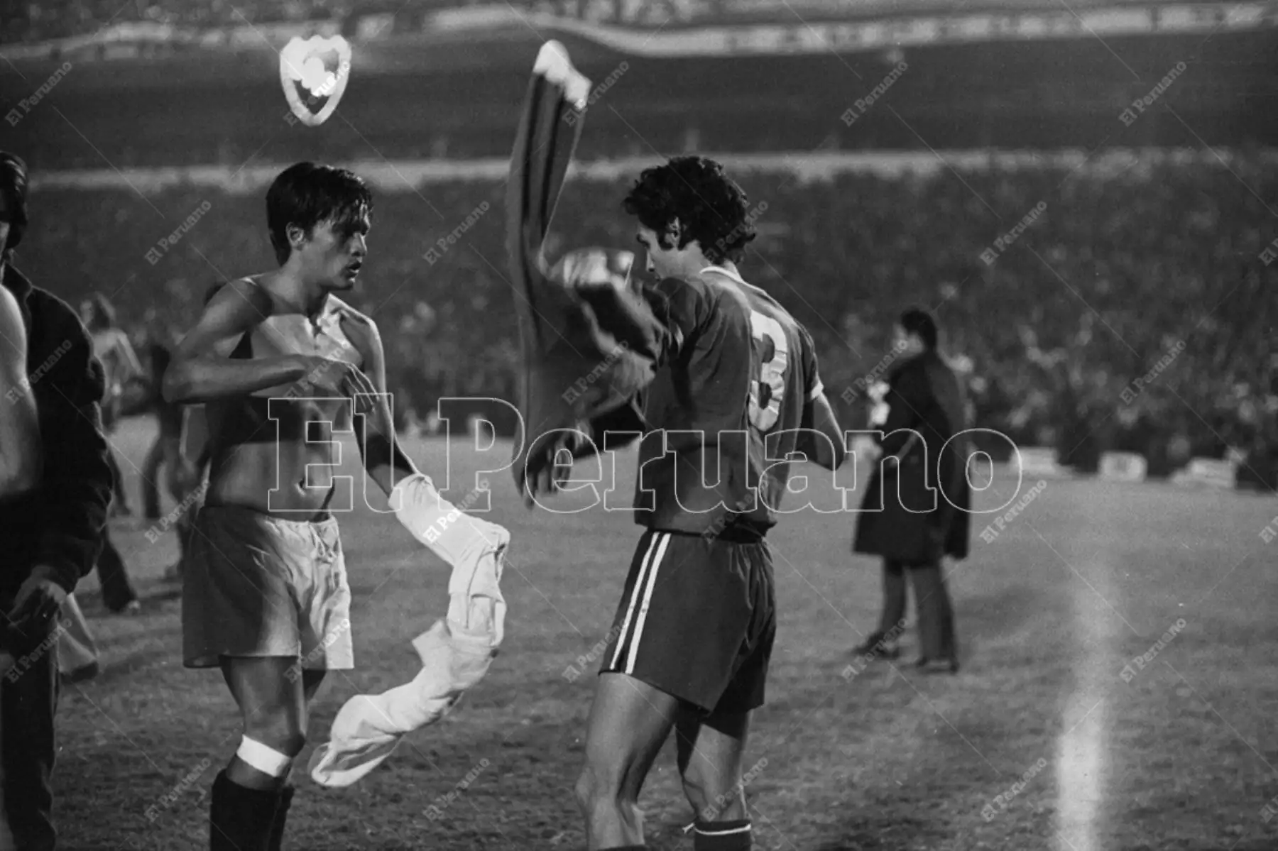 Avellaneda - 24 de mayo 1972 / Eleazar Soria intercambia camiseta luego del partido final entre Independiente de Avellaneda y Universitario de Deportes. El cuadro argentino se consagró campeón del torneo continental al vencer a la U por 2-1. 
Foto: Archivo Histórico de El Peruano / Máximo Miralles