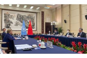 Esta fotografía muestra a la jefa de derechos humanos de la ONU, Michelle Bachelet (izquierda), hablando con el ministro de Relaciones Exteriores de China, Wang Yi (derecha), durante su reunión en la ciudad de Guangzhou, en el sur de China. Foto: AFP