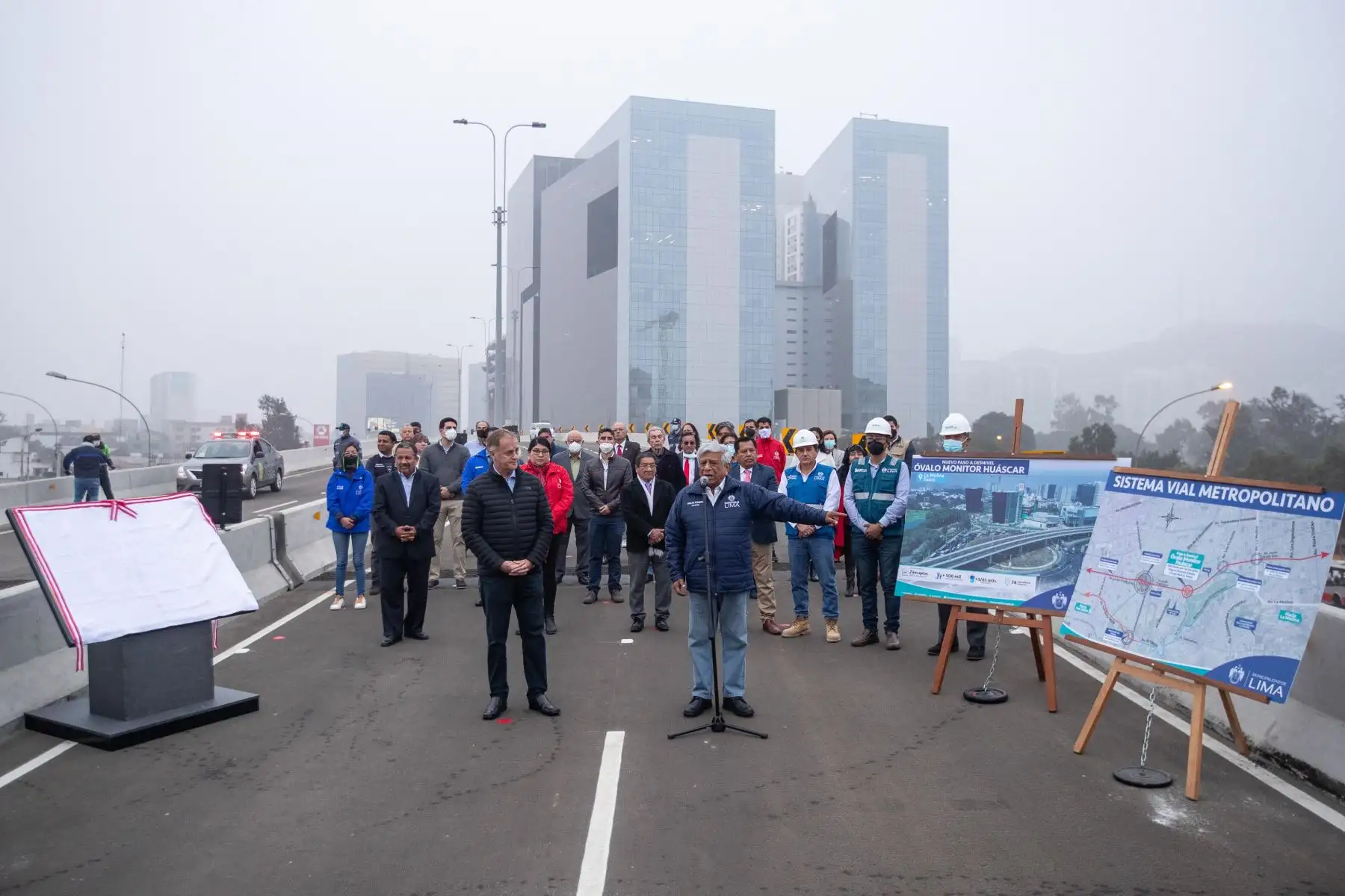 Durante la actividad, el alcalde de Lima, Miguel Romero Sotelo, dijo que este es un nuevo intercambio vial, que no solo mejorará el tránsito vehicular sino también permitirá la accesibilidad de las personas. El proyecto demandó una inversión de más de S/80 millones de inversión. Ese monto fue destinado a la intervención de 150 mil m2 y casi 2 km de extensión, que incluyó la instalación de barreras de seguridad de concreto, postes de alumbrado con luminarias LED, y señalización vertical y horizontal.Foto: ANDINA/ Municipalidad de Lima