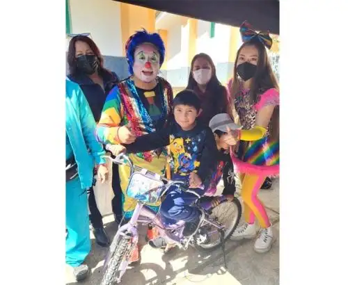 Autoridades de Salud de Áncash premian a los niños que completan el esquema de vacunación contra el covid-19. Foto: ANDINA/difusión.
