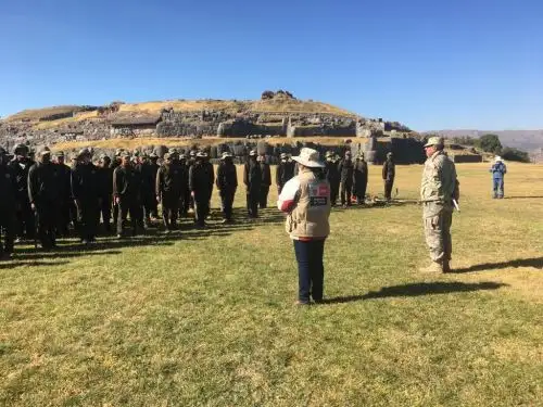 Miembros del Ejército del Perú realizan labores de mantenimiento y conservación en el parque arqueológico Sacsayhuamán, en Cusco, para dejarlo listo para la escenificación del Inti Raymi. Foto: ANDINA/difusión.