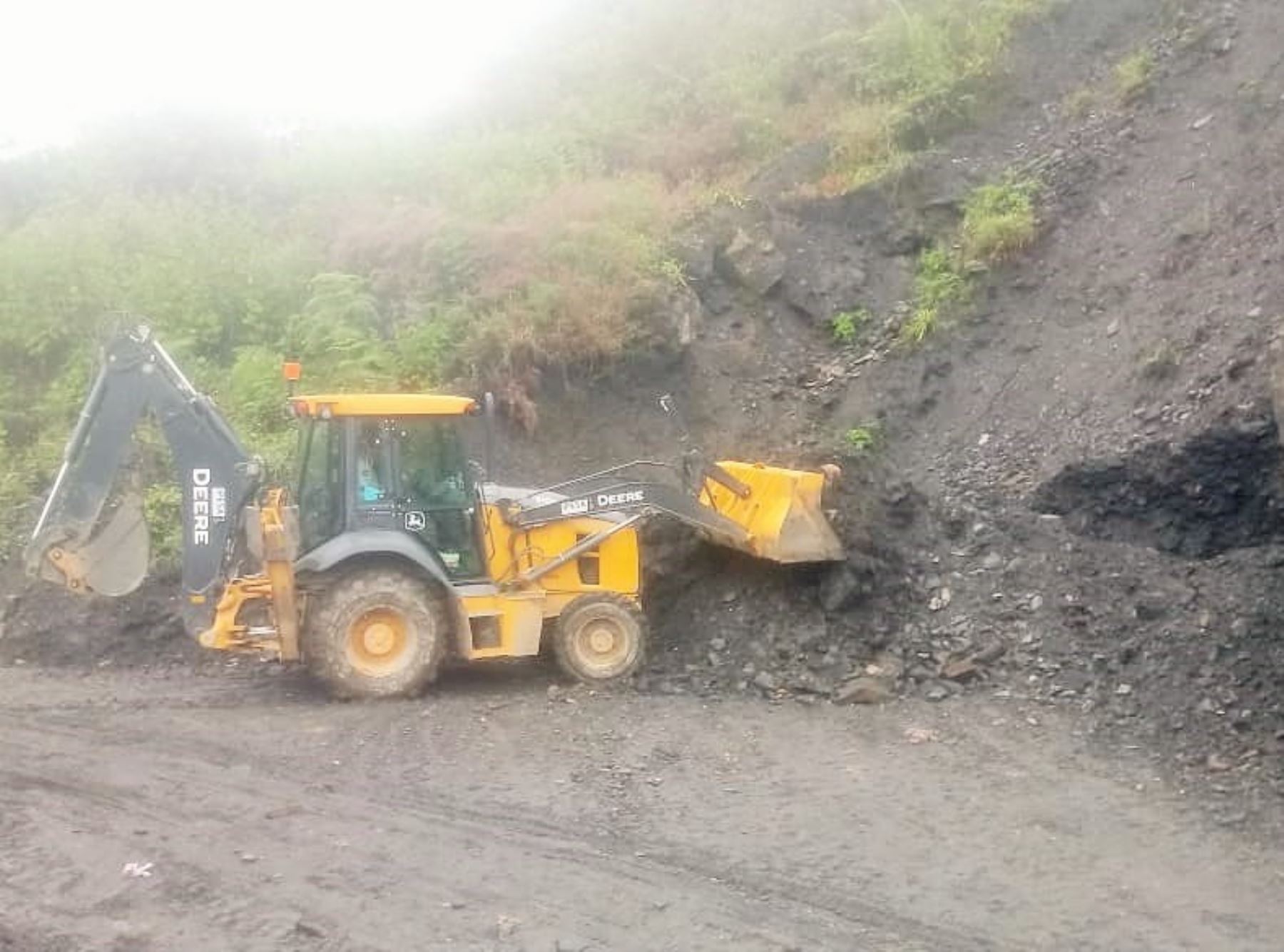 Con apoyo de maquinaria pesada buscan restablecer el tránsito en la vía bloqueada por derrumbes causados por lluvias en la región Amazonas. ANDINA/Difusión