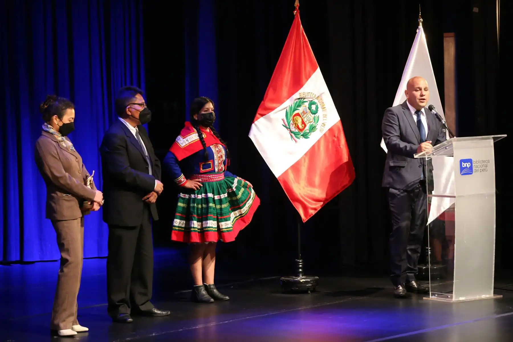Ministro de Cultura, Alejandro Salas entrega la resolución de reconocimiento  como Patrimonio Cultural de la Nación a la Festividad de la Santísima Virgen Natividad de Acos en la región Cusco.
Foto: ANDINA/Eddy Ramos