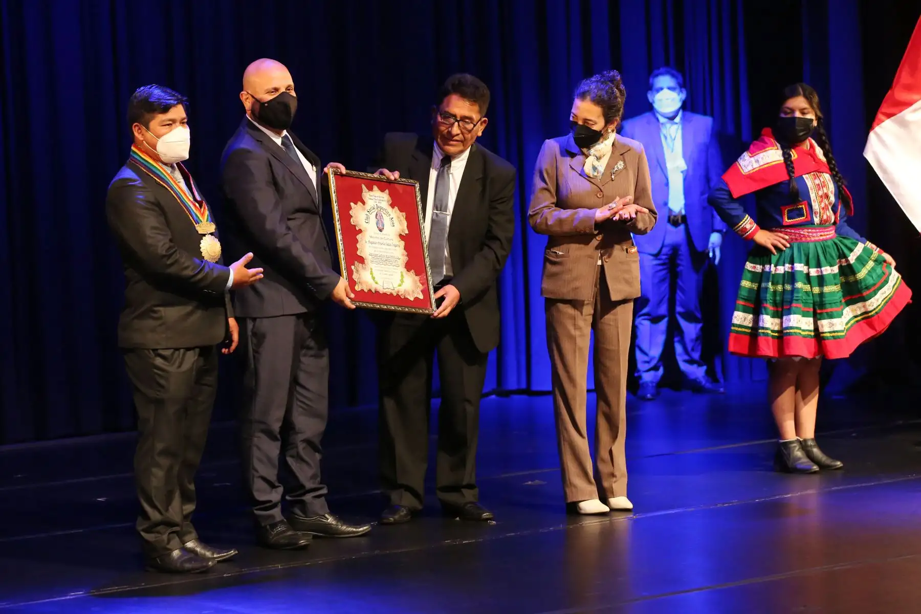 Ministro de Cultura, Alejandro Salas entrega la resolución de reconocimiento  como Patrimonio Cultural de la Nación a la Festividad de la Santísima Virgen Natividad de Acos en la región Cusco.
Foto: ANDINA/Eddy Ramos