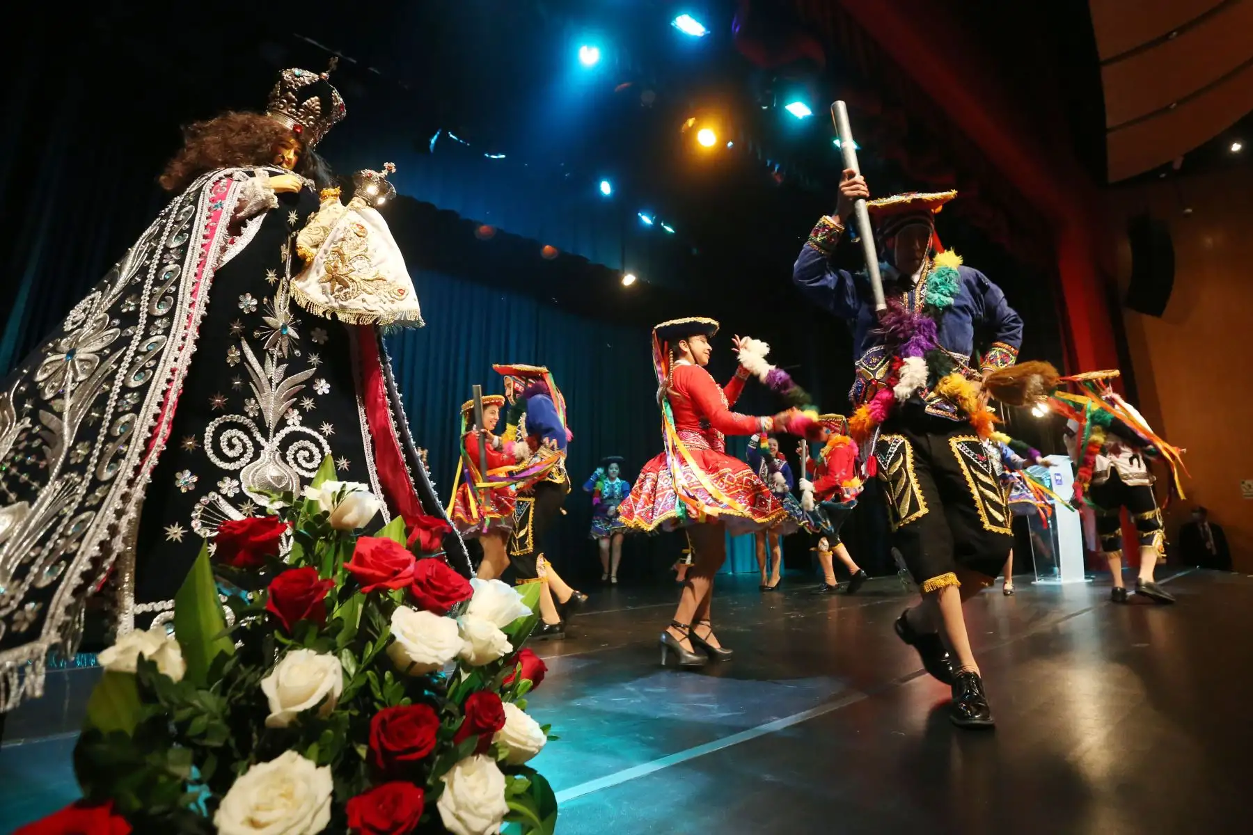 La Festividad de la Santísima Virgen Natividad que se realiza del 7 al 12 de Septiembre y se celebra en el distrito de Acos, provincia de Acomayo en la región Cusco, fue reconocida como Patrimonio Cultural de la Nación por su contribución a la creación de un corpus cultural de la gran riqueza y vehículo de una identidad colectiva, en la ceremonia realizada Biblioteca Nacional del Perú el Ministro de Cultura, Alejandro Salas hizo entrega de la resolución de reconocimiento al alcalde distrital de Acos Leónidas Quispe. 
Foto: ANDINA/Eddy Ramos