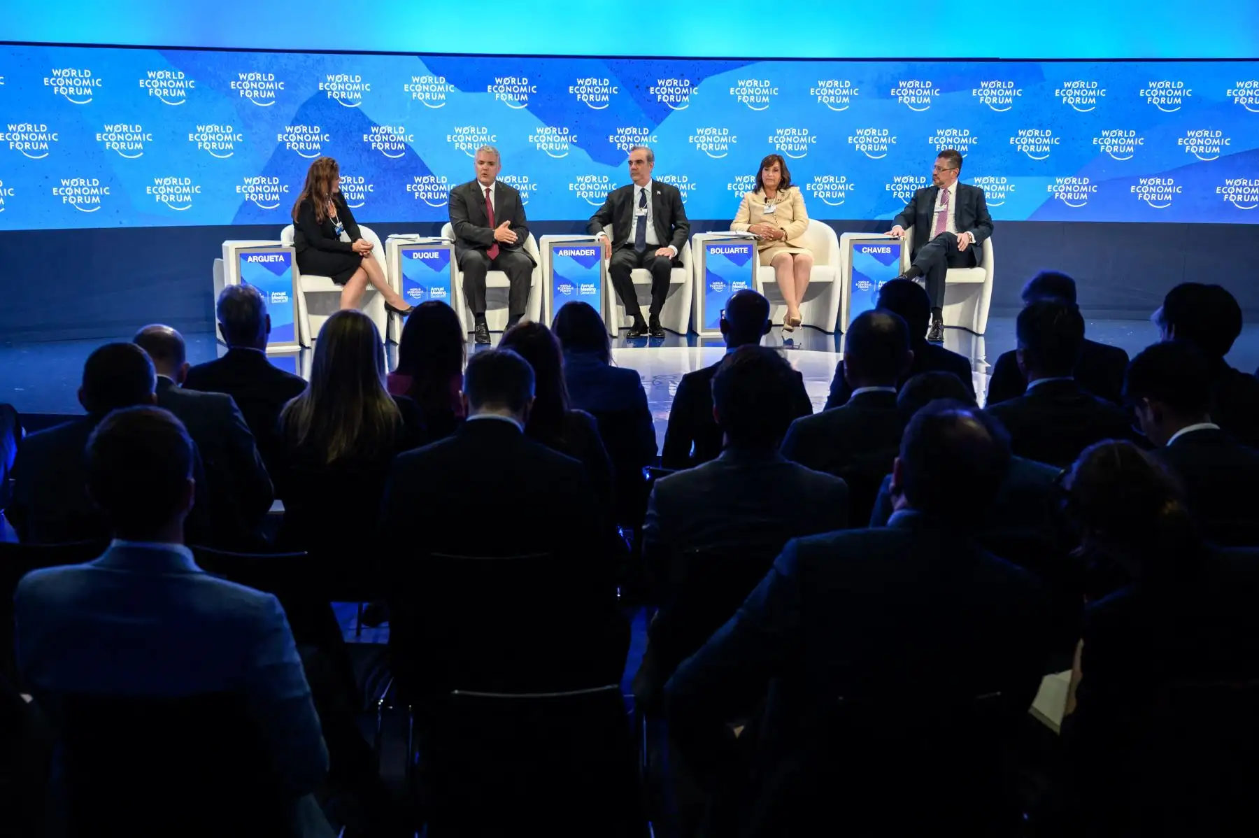 Dina Boluarte, vicepresidenta del Perú, comparte la conferencia con el presidente de Colombia, Iván Duque; el presidente de República Dominicana, Luis Rodolfo Abinader Corona; y el presidente de Costa Rica, Rodrigo Chaves Robles quienes asisten a una sesión de la Reunión Anual del Foro Económico en Davos. Foto: AFP.