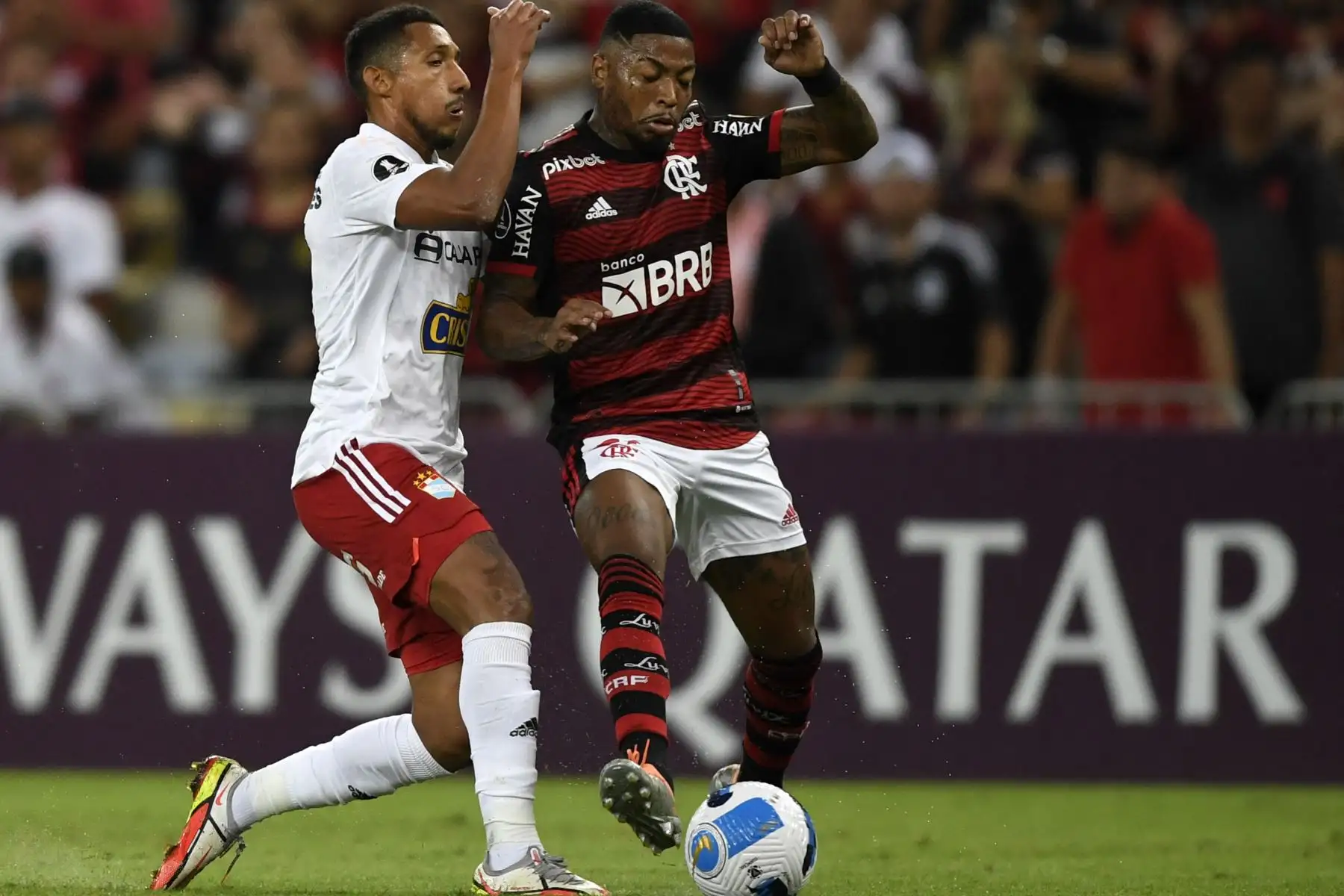 El jugador de Sporting Cristal Christofer Gonzales (izquierda) y el jugador del Flamengo Marinho (derecha) compiten por el balón  durante el partido de fútbol del día de hoy por la fase de grupos de la Copa Libertadores, en el estadio Maracaná de Río de Janeiro.
Foto: AFP