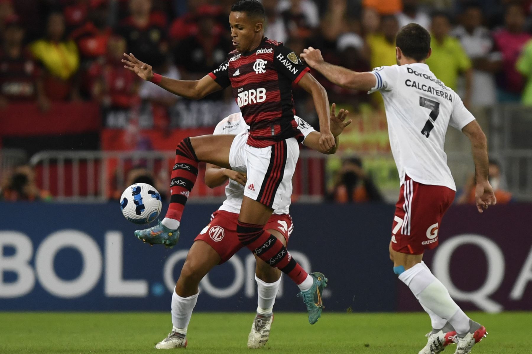 El jugador del Flamengo Lázaro (izquierda) y Horacio Calcaterra  del Sporting Cristal (derecha) compiten por el balón durante el partido de fútbol del día de hoy por la fase de grupos de la Copa Libertadores, en el estadio Maracaná de Río de Janeiro.
Foto: AFP