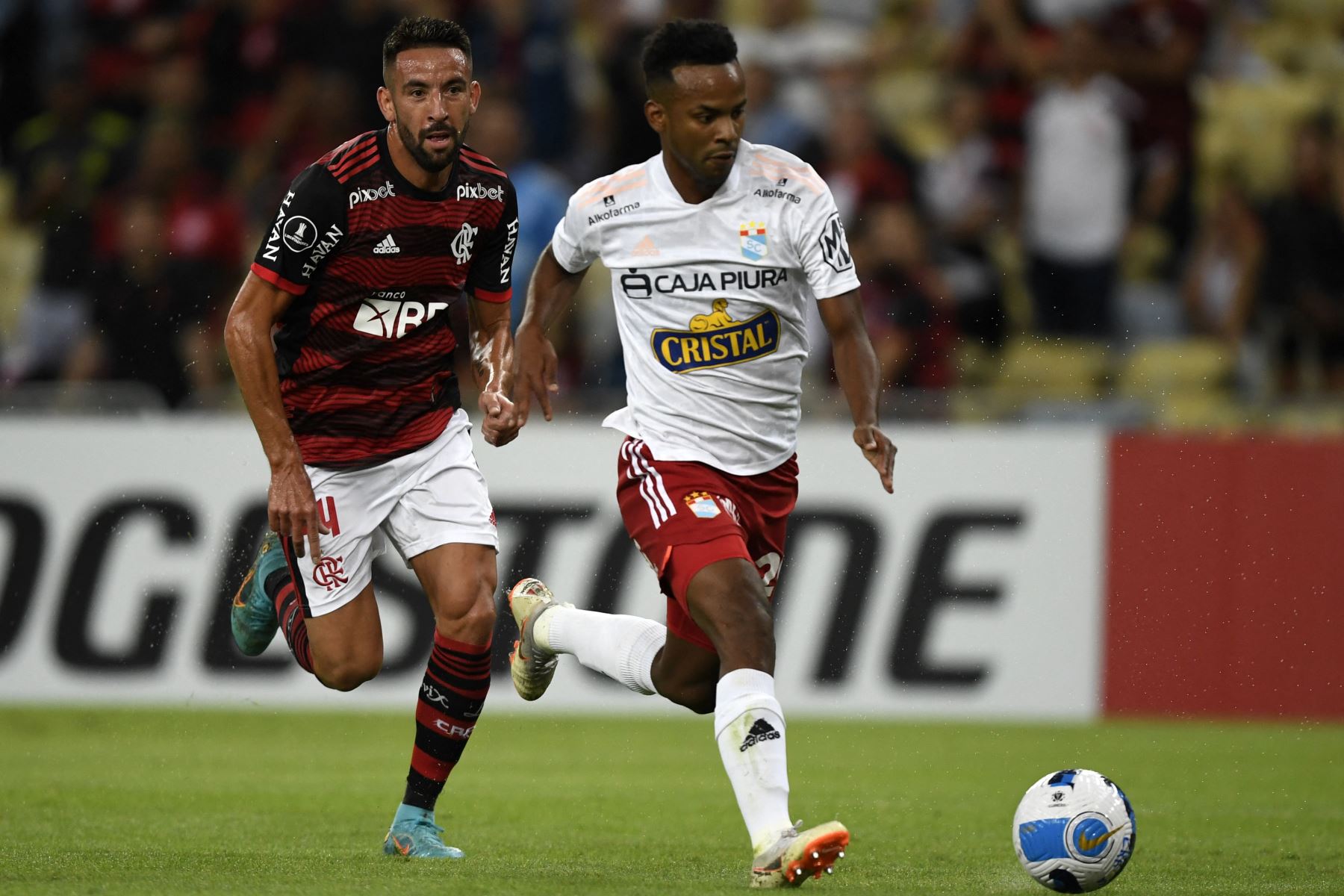 El chileno  del Flamengo Mauricio Isla (izquierda) y el jugador del Sporting Cristal Nilson Loyola (derecha) compiten por el balón  durante el partido de fútbol del día de hoy por la fase de grupos de la Copa Libertadores, en el estadio Maracaná de Río de Janeiro.
Foto: AFP