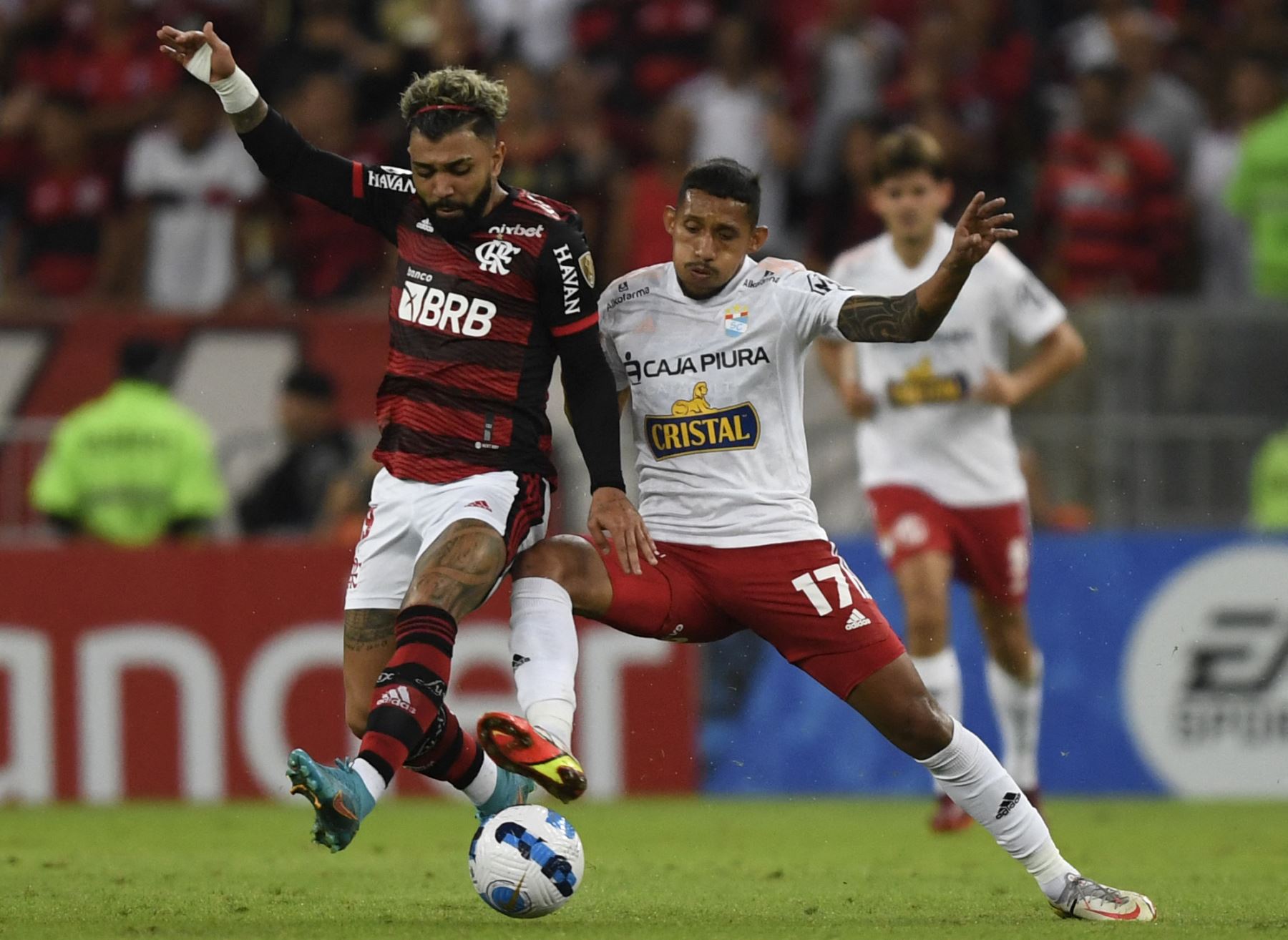 El jugador del Flamengo Gabriel Barbosa (izquierda) y el jugador del Sporting Cristal Christofer Gonzales (derecha) compiten por el balón  durante el partido de fútbol del día de hoy por la fase de grupos de la Copa Libertadores, en el estadio Maracaná de Río de Janeiro
Foto: AFP
