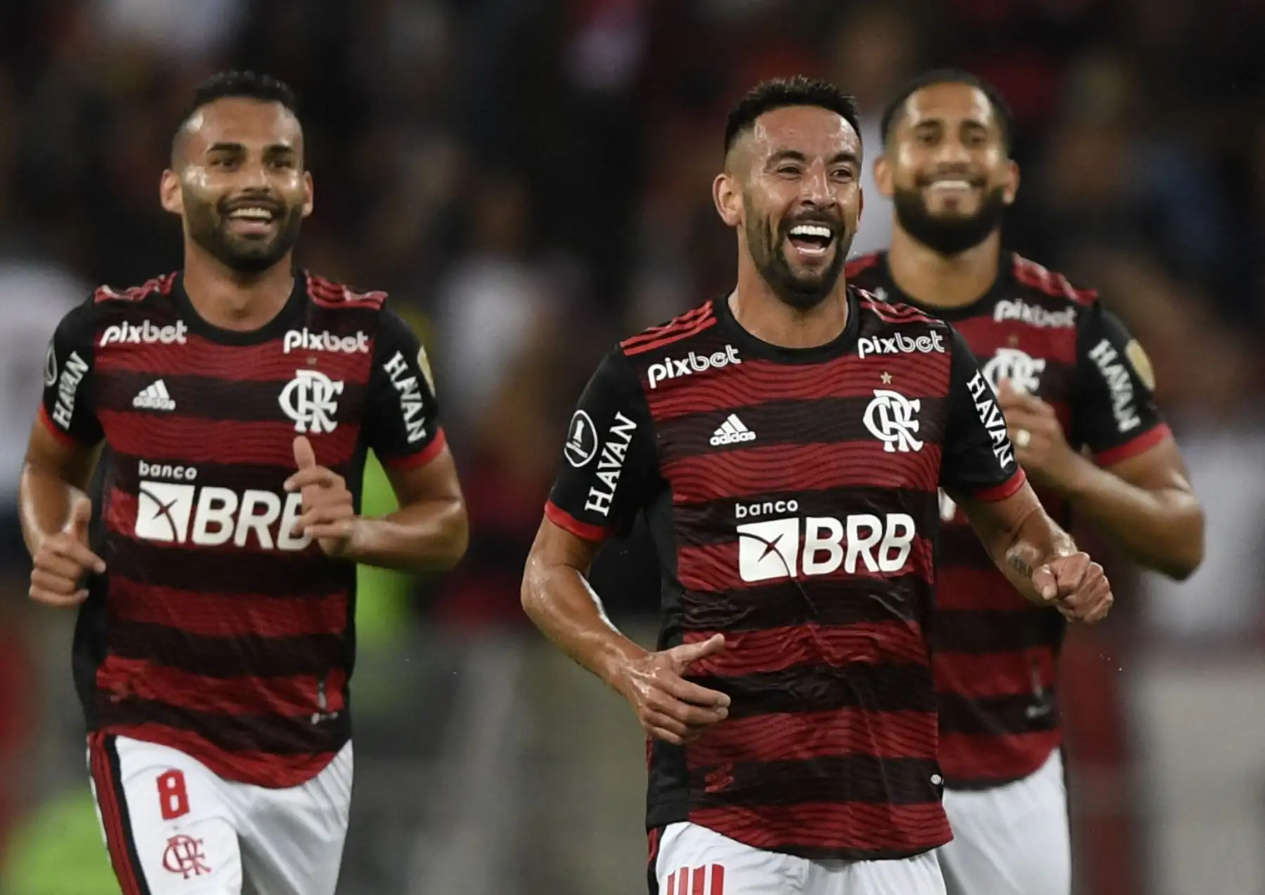El chileno Mauricio Isla del Flamengo de Brasil celebra después de anotar contra el Sporting Cristal de Perú  durante el partido de fútbol del día de hoy por la fase de grupos de la Copa Libertadores, en el estadio Maracaná de Río de Janeiro
Foto: AFP