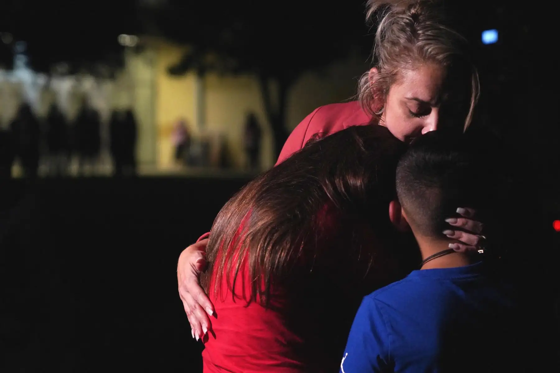 Una mujer llora y abraza a unos niños en las afueras del Centro Cívico Willie de Leon, donde se ofrecerá asesoramiento de duelo en Uvalde, Texas. Un adolescente armado mató a 19 niños pequeños en un tiroteo en una escuela primaria en Texas. Foto: AFP