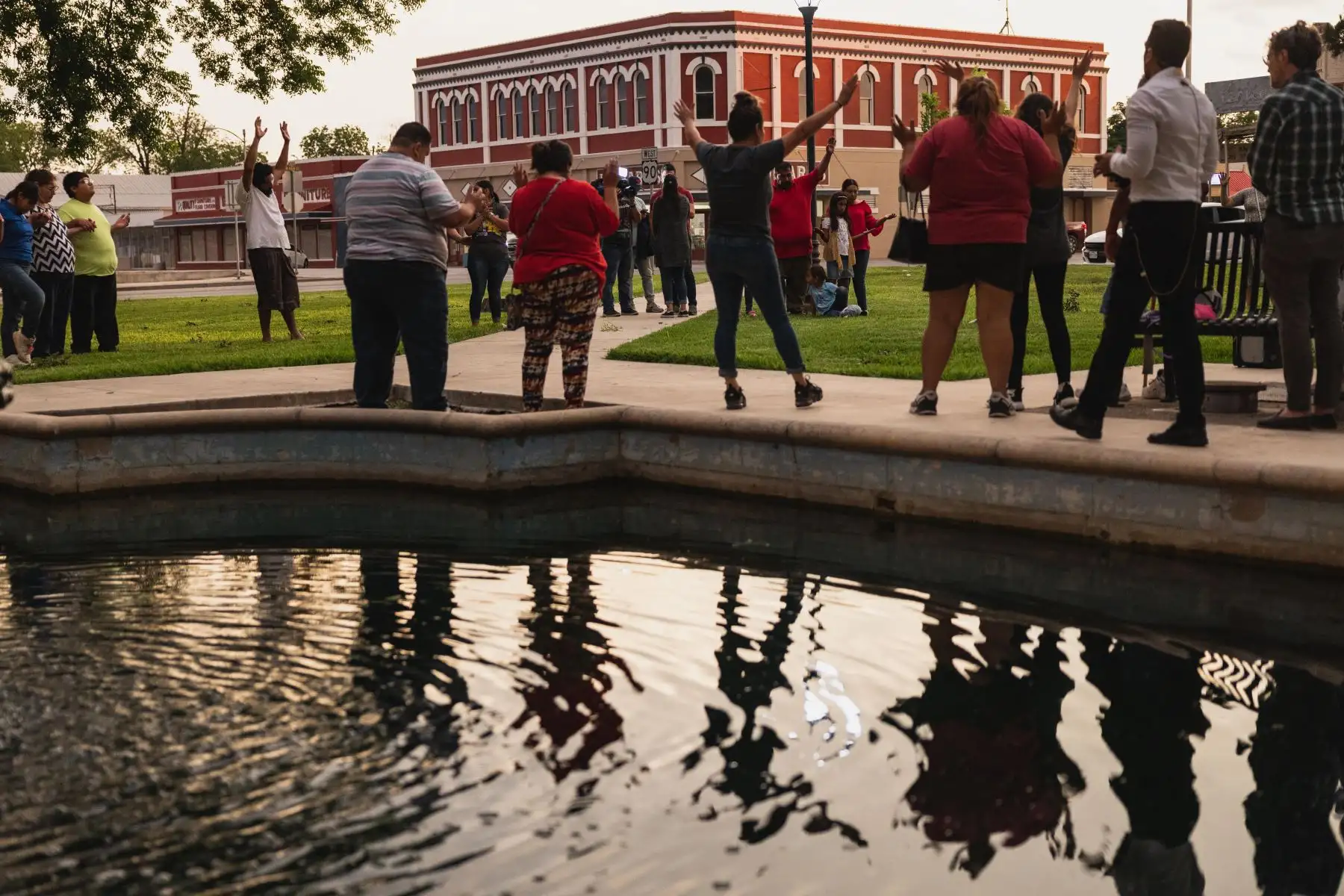 Miembros de la comunidad se reúnen en la plaza de la ciudad de Uvalde para una vigilia de oración tras un tiroteo masivo en la Escuela Primaria Robb en Uvalde, Texas. Foto: AFP