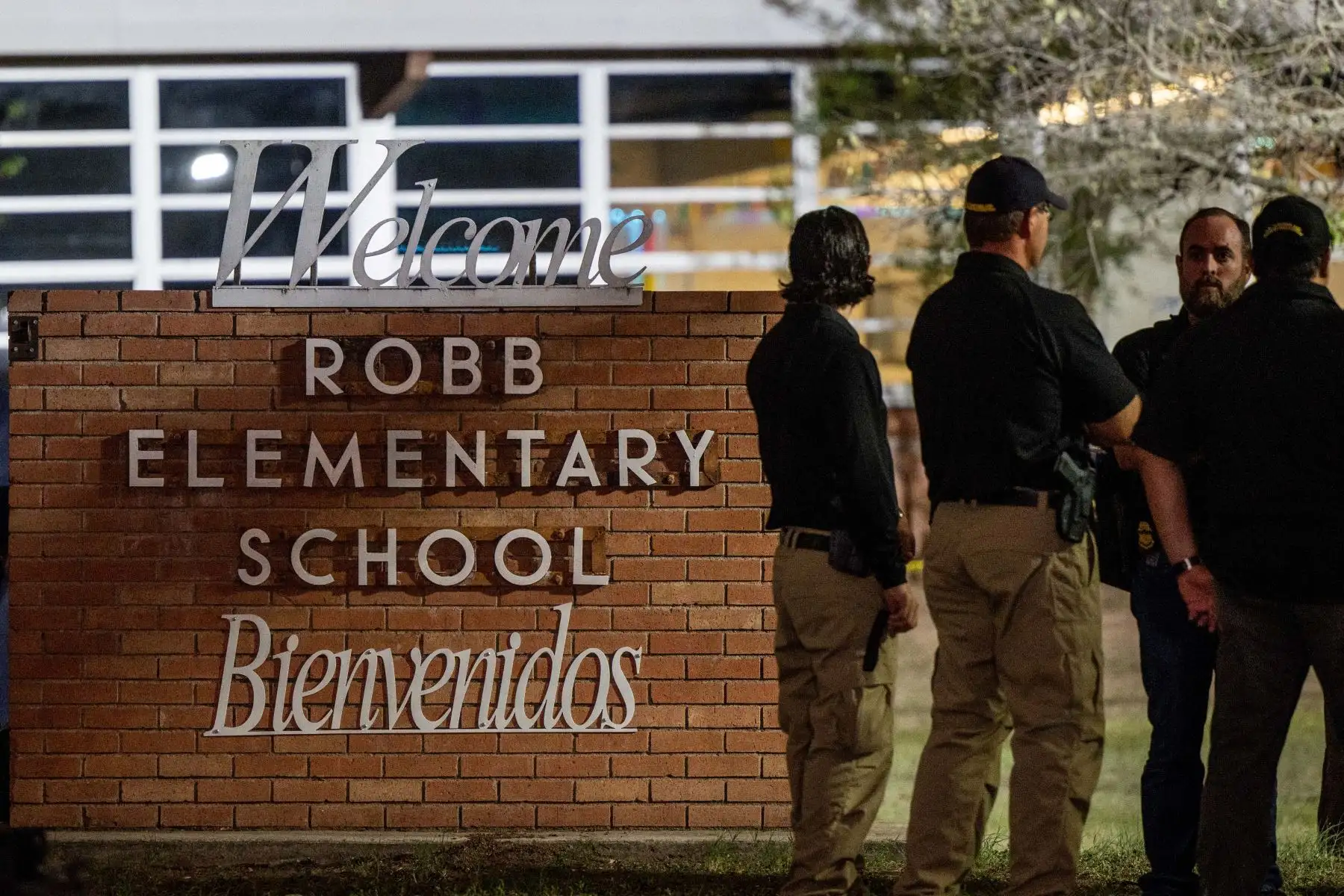 Los agentes de la ley hablan juntos fuera de la Escuela Primaria Robb luego del tiroteo masivo en la Escuela Primaria Robb, en Uvalde, Texas. Foto: AFP