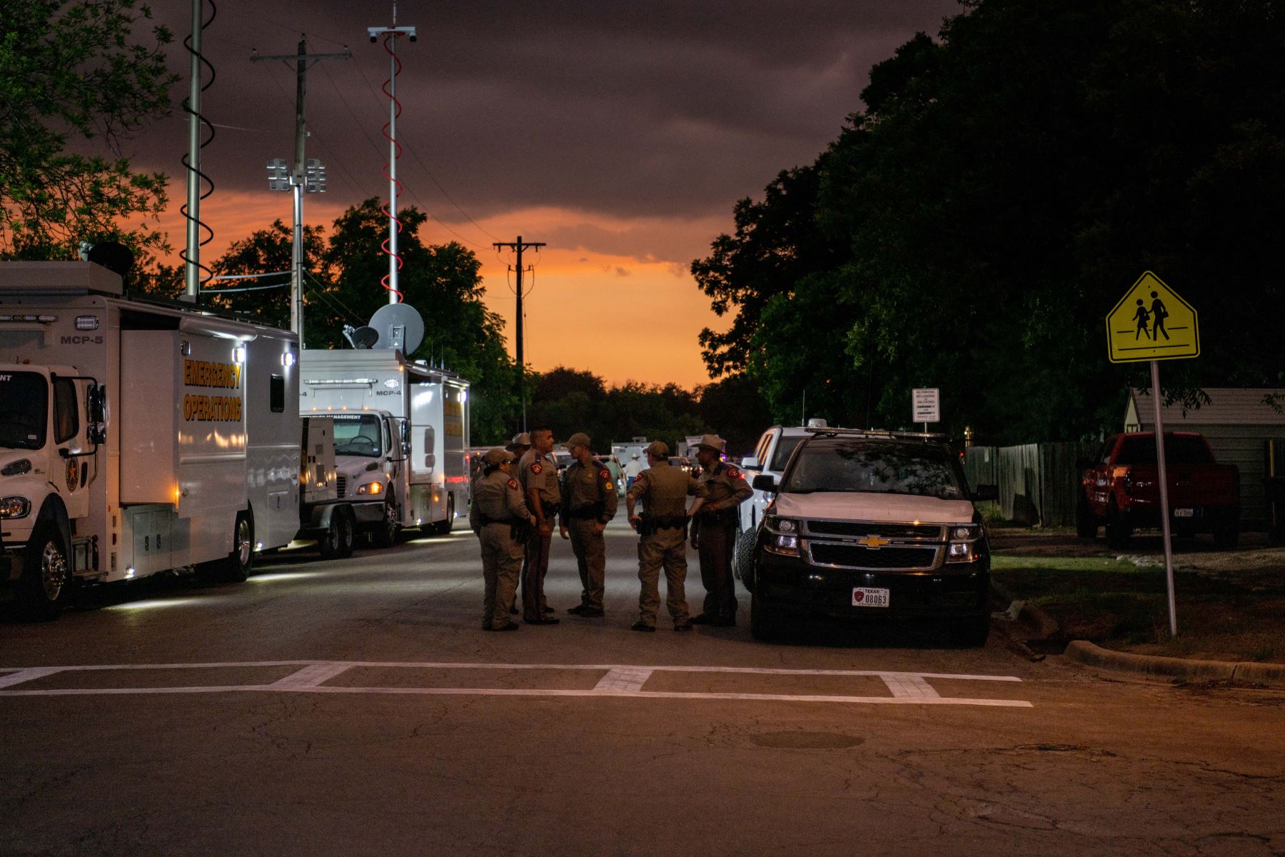 Los agentes de la ley hablan juntos fuera de la Escuela Primaria Robb luego del tiroteo masivo en la Escuela Primaria Robb, en Uvalde, Texas. Foto: AFP