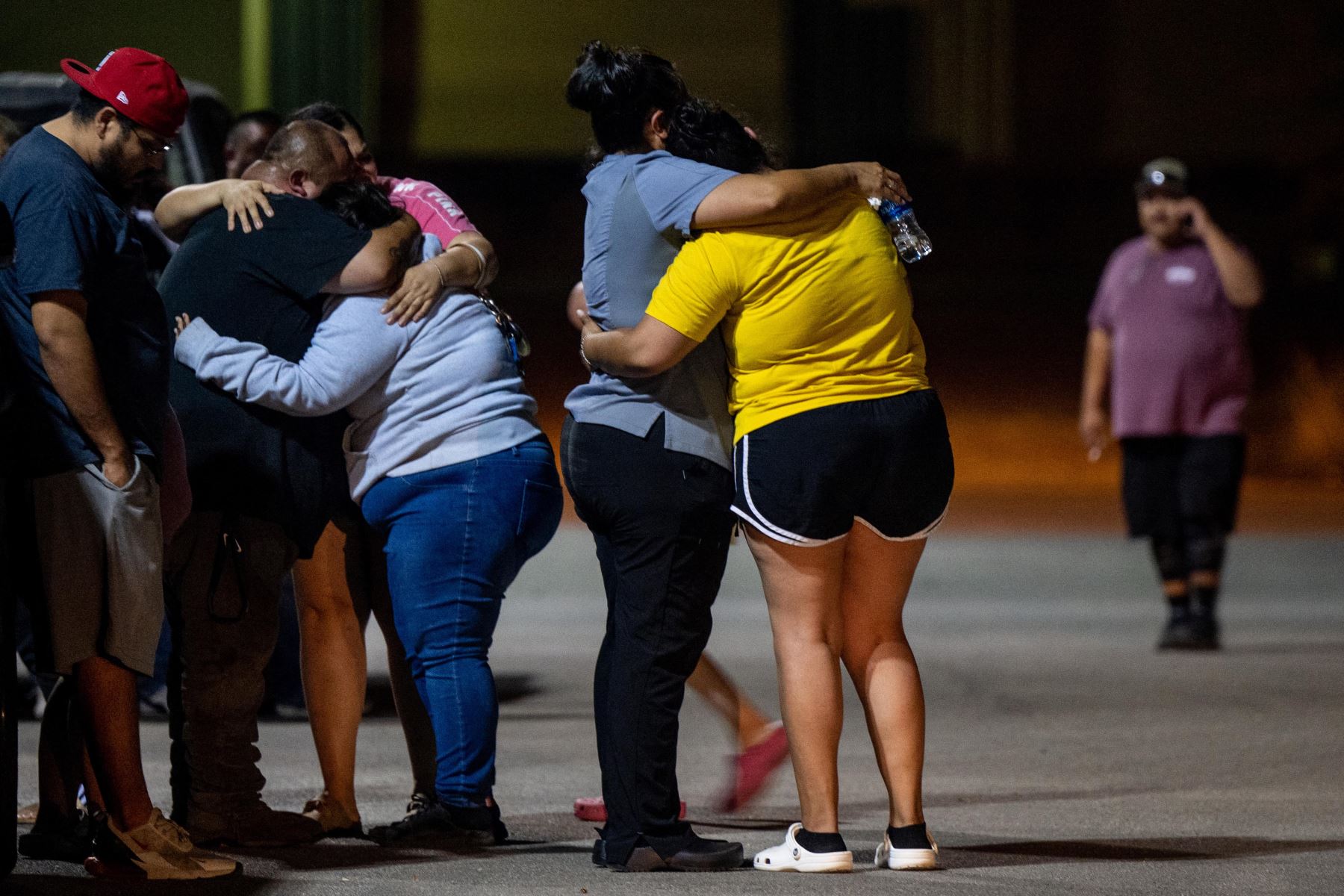 Una familia llora afuera del Centro Cívico SSGT Willie de Leon luego del tiroteo masivo en la Escuela Primaria Robb el 24 de mayo de 2022 en Uvalde, Texas.Según los informes, 19 estudiantes y 2 adultos fueron asesinados. Foto: AFP