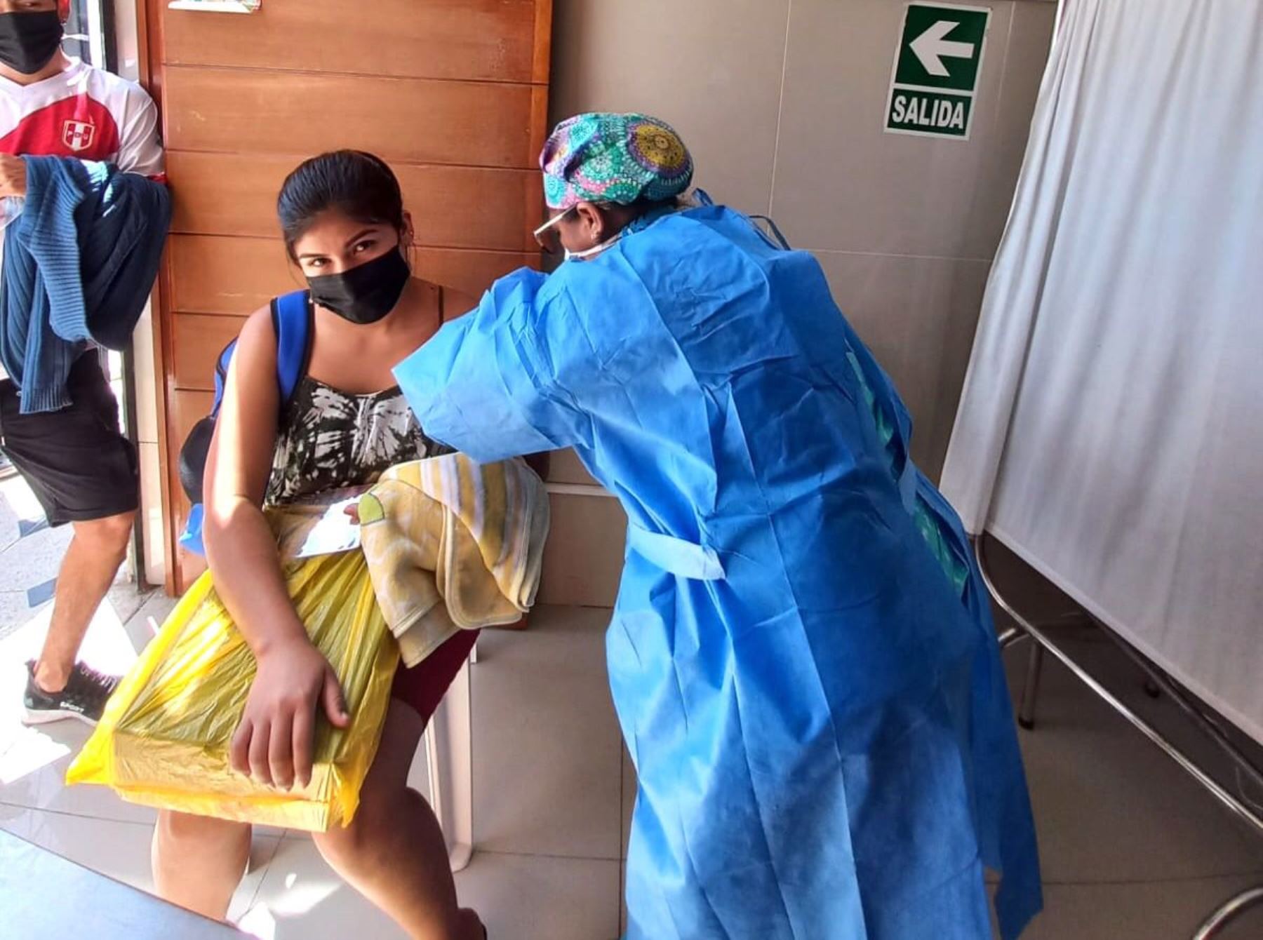 Especialistas de la Gerencia Regional de Salud de Lambayeque exhortan a la población a recibir la vacuna contra el covid-19 y continuar con el uso de mascarilla para prevenir la enfermedad.