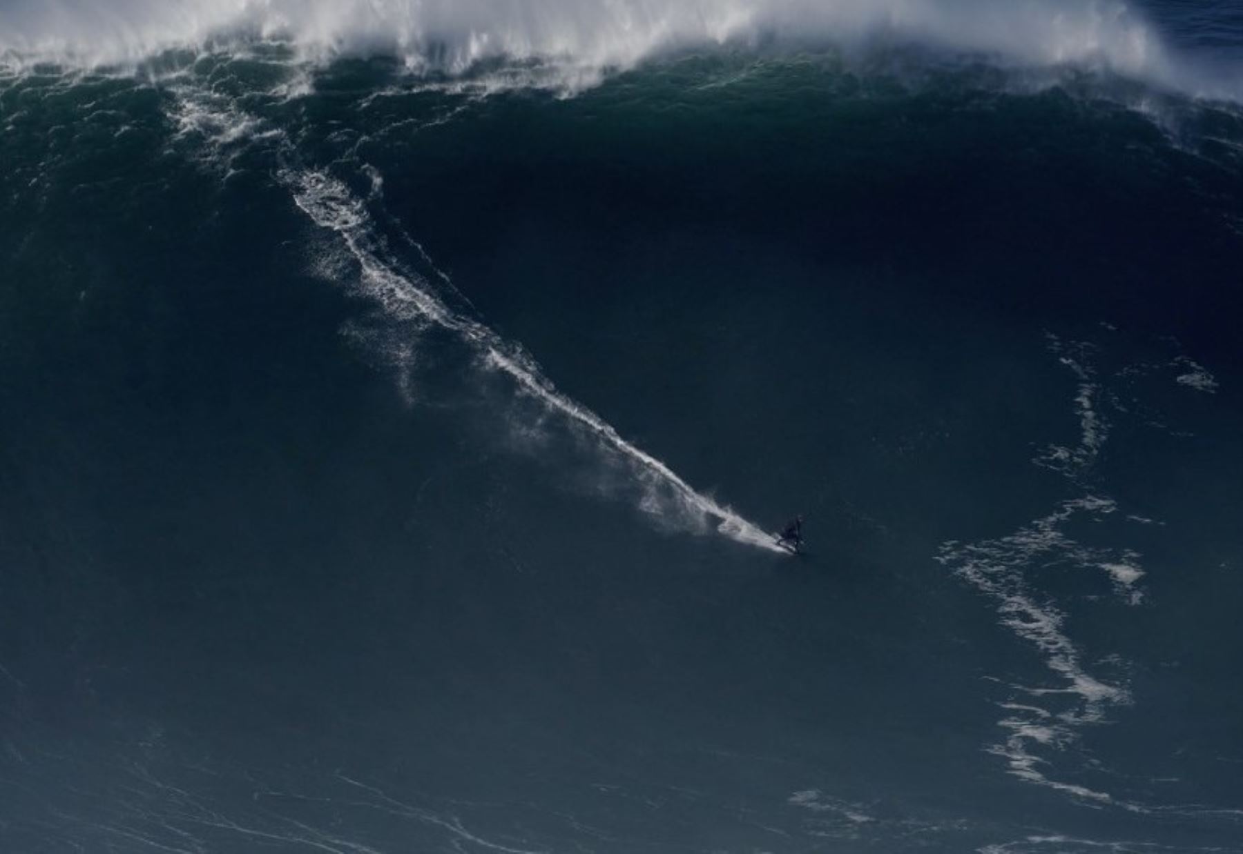 El Libro Guiness de los Récords ha certificado que el alemán Sebastian Steudtner posee el récord de surfear la ola más grande del mundo, de 26,21 metros de altura