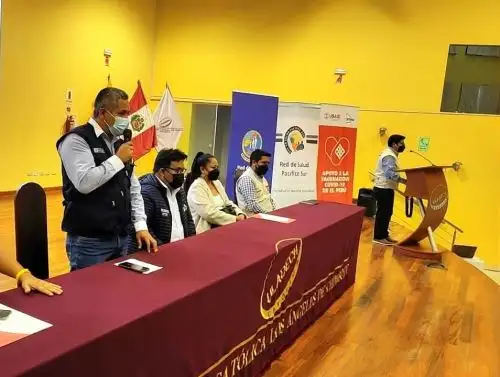 Especialistas de la Red de Salud Pacífico Norte concientizan a padres de familia de colegios de Chimbote sobre la importancia de vacunar contra el covid-19. ANDINA/Difusión