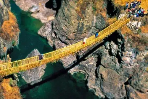 Los puentes colgantes desarrollados por los incas para unir la red de caminos de su vasto imperio llamado Tahuantinsuyo, son uno de los más notables inventos que aportaron los pueblos indígenas americanos al mundo y cuya vigencia se mantiene hasta la actualidad, destaca la cadena internacional BBC Mundo. . ANDINA/Difusión