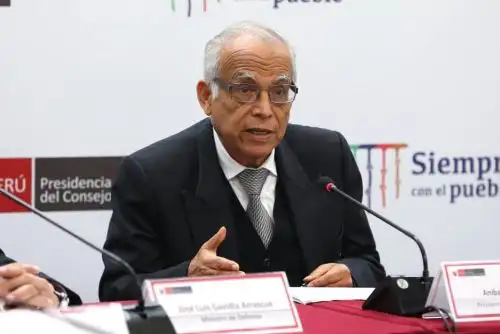 El jefe del Gabinete Ministerial, Aníbal Torres, acompañado por ministros de Estado, informa a la ciudadanía sobre las últimas decisiones adoptadas en sesión del Consejo de Ministros. Foto: PCM.