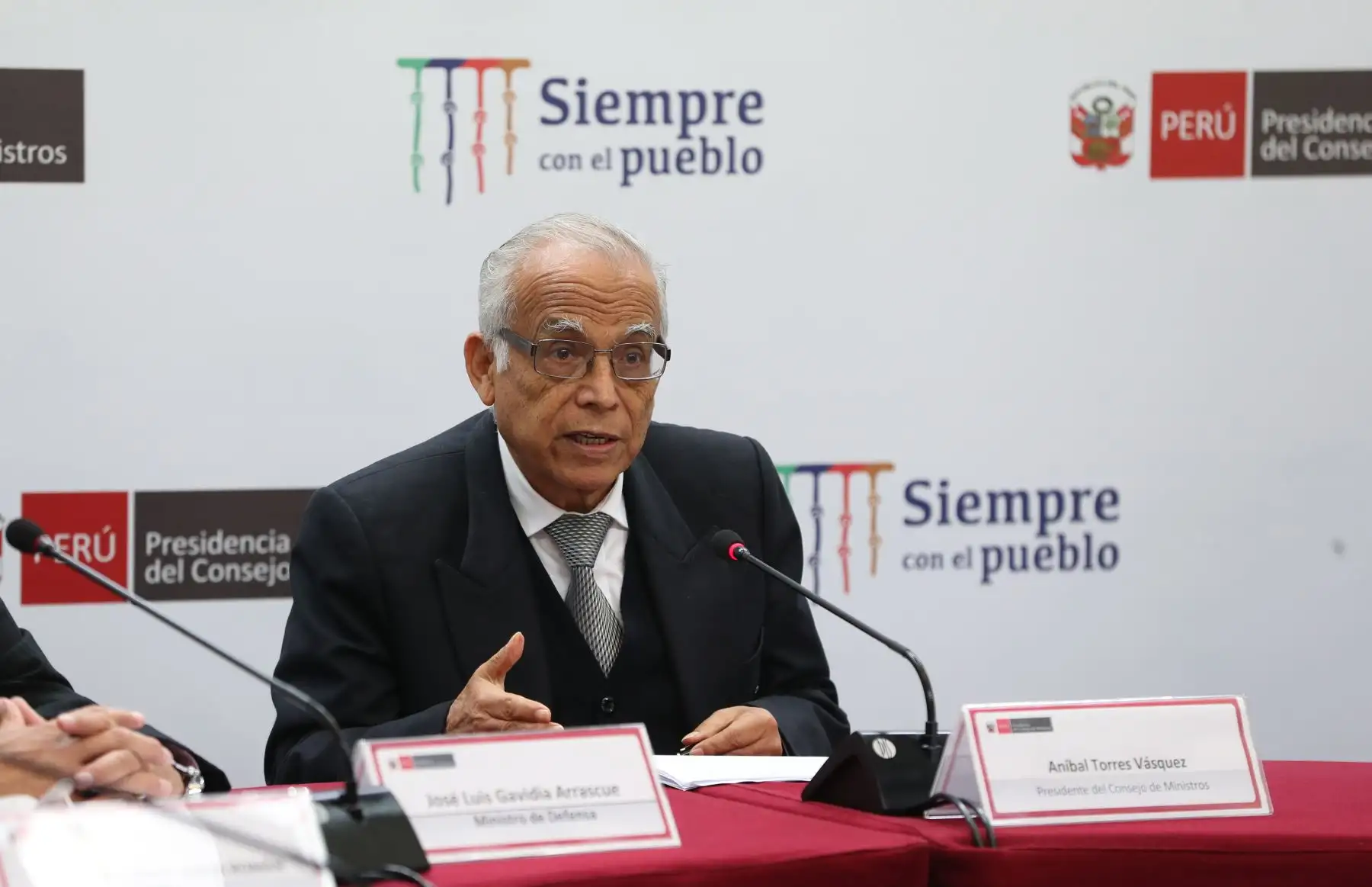 El jefe del Gabinete Ministerial, Aníbal Torres, acompañado de ministros de Estado, informa a la ciudadanía sobre las últimas decisiones adoptadas en sesión del Consejo de Ministros.
Foto: ANDINA/ PCM