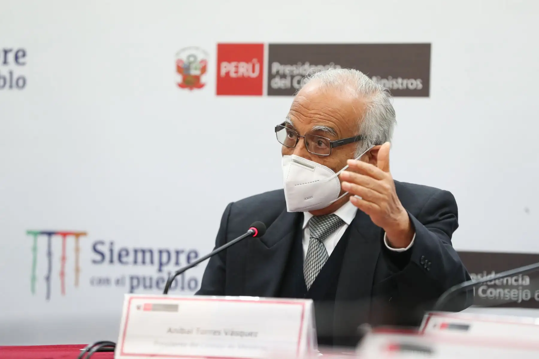 El jefe del Gabinete Ministerial, Aníbal Torres, acompañado de ministros de Estado, informa a la ciudadanía sobre las últimas decisiones adoptadas en sesión del Consejo de Ministros.
Foto: ANDINA/ PCM