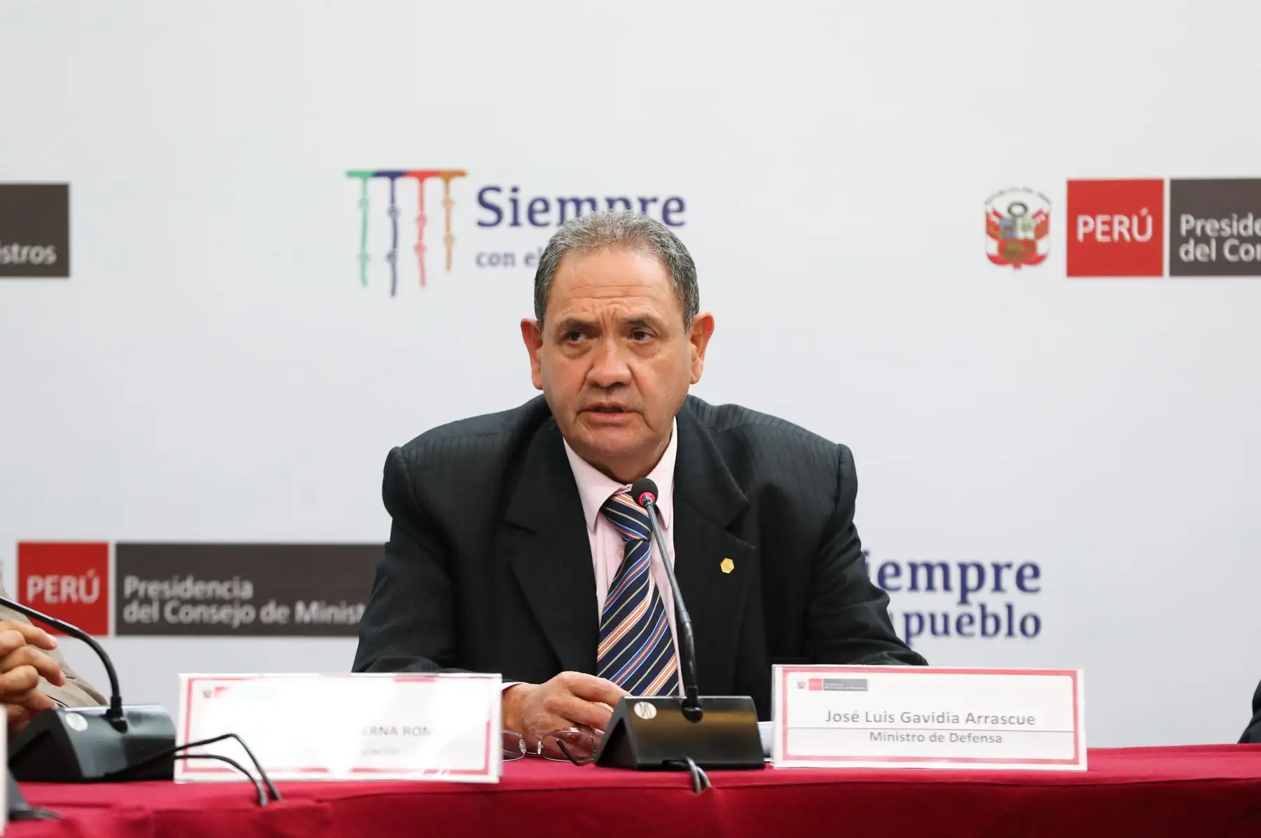 Ministro de Defensa, José Gavidia, participó de la conferencia de prensa brindada luego de la sesión de Consejo de Ministros para informar a la ciudadanía sobre las últimas decisiones adoptadas en sesión del Consejo de Ministros.
Foto: ANDINA/ PCM