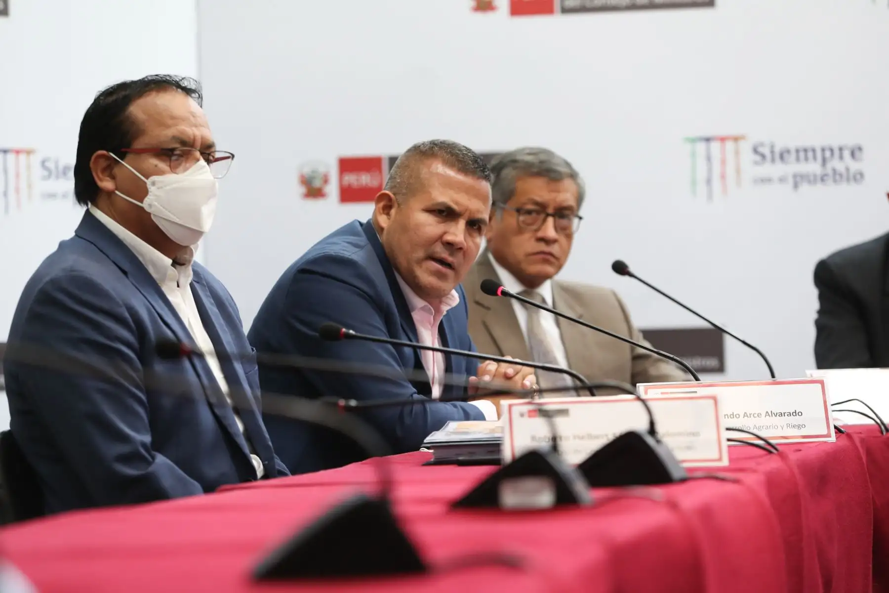 Ministro de Desarrollo Agrario y Riego, Javier Arce, participó de la conferencia de prensa brindada luego de la sesión de Consejo de Ministros para informar a la ciudadanía sobre las últimas decisiones adoptadas en sesión del Consejo de Ministros.
Foto: ANDINA/ PCM