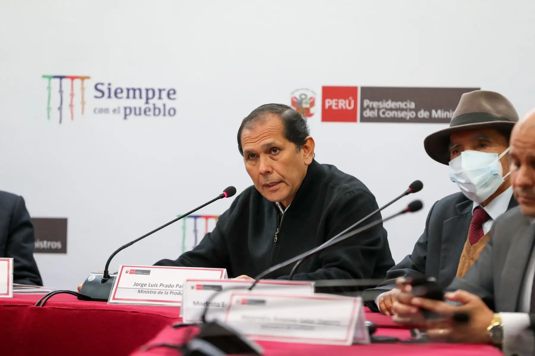 Ministro de la Producción, Jorge Luis Prado, participó de la conferencia de prensa brindada luego de la sesión de Consejo de Ministros para informar a la ciudadanía sobre las últimas decisiones adoptadas en sesión del Consejo de Ministros.
Foto: ANDINA/ PCM