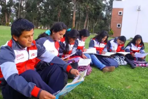 La beca incluye beneficios como el pago a la institución (pensiones y matriculas), manutención (alimentos, materiales de estudio, movilidad local y alojamiento incluido el periodo vacacional), además de laptops y estudios de inglés para el caso de las universidades.