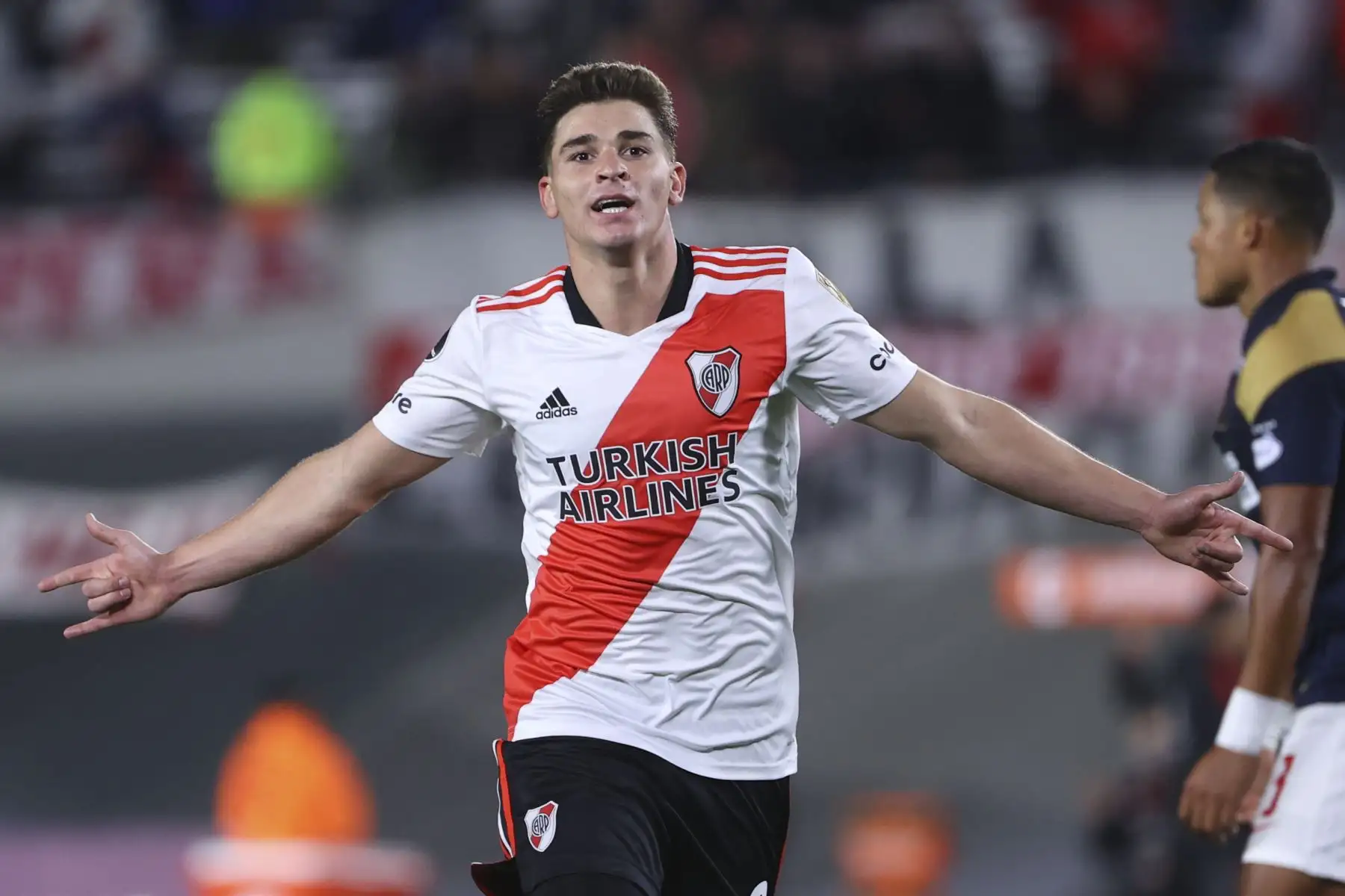 Julián Álvarez de River celebra luego de anotar su segundo gol, hoy, durante el partido de la Copa Libertadores entre River Plate y Alianza Lima, en el estadio Monumental en la ciudad de Buenos Aires.
Foto: EFE
