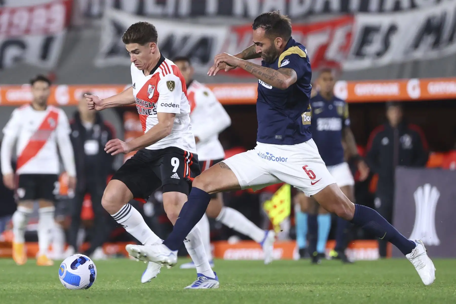 Julián Álvarez (i) de River disputa el balón con Pablo Míguez de Alianza, hoy, durante un partido de la Copa Libertadores entre River Plate y Alianza Lima, en el estadio Monumental en la ciudad de Buenos Aires.
Foto: EFE