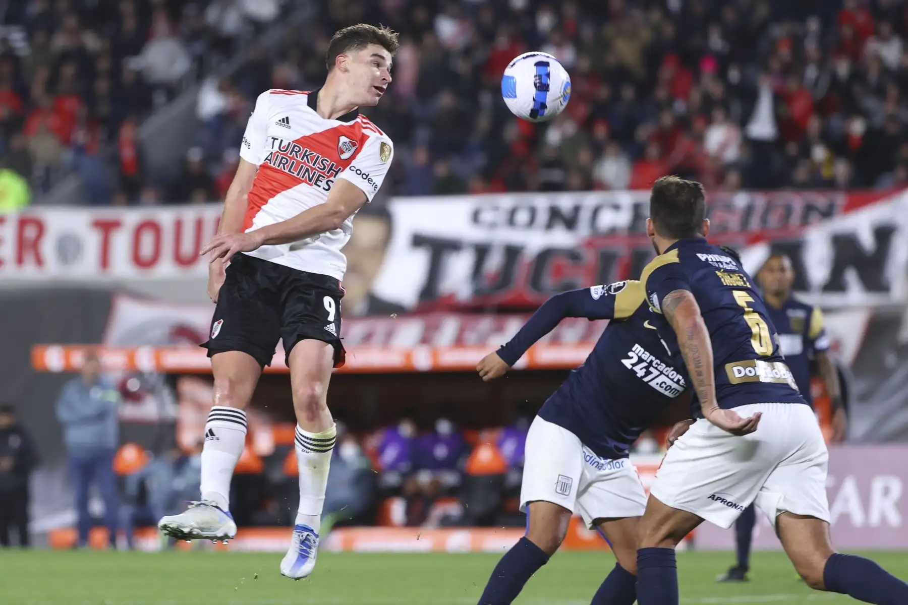 Julián Álvarez (i) de River cabecea el balón, hoy, durante un partido de la Copa Libertadores entre River Plate y Alianza Lima, en el estadio Monumental en la ciudad de Buenos Aires.
Foto: EFE