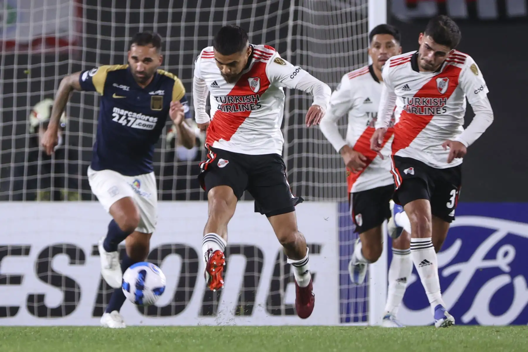 Paulo Díaz (c) de River controla el balón, hoy, durante un partido de la Copa Libertadores entre River Plate y Alianza Lima, en el estadio Monumental en la ciudad de Buenos Aires.
Foto: EFE