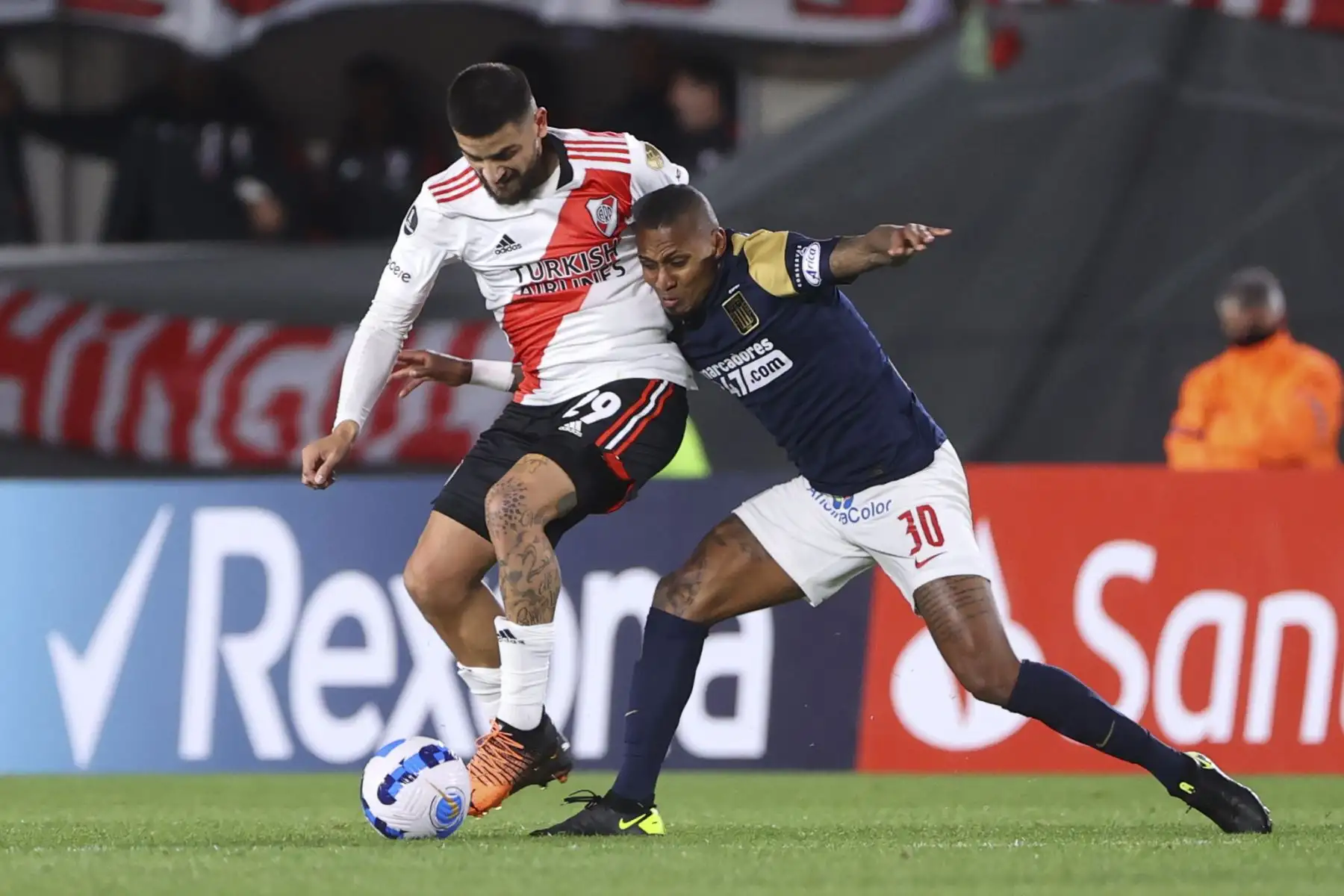 Elías Gómez (i) de River disputa el balón con Pablo Arley Rodríguez de Alianza, hoy, durante un partido de la Copa Libertadores entre River Plate y Alianza Lima, en el estadio Monumental en la ciudad de Buenos Aires.
Foto: EFE