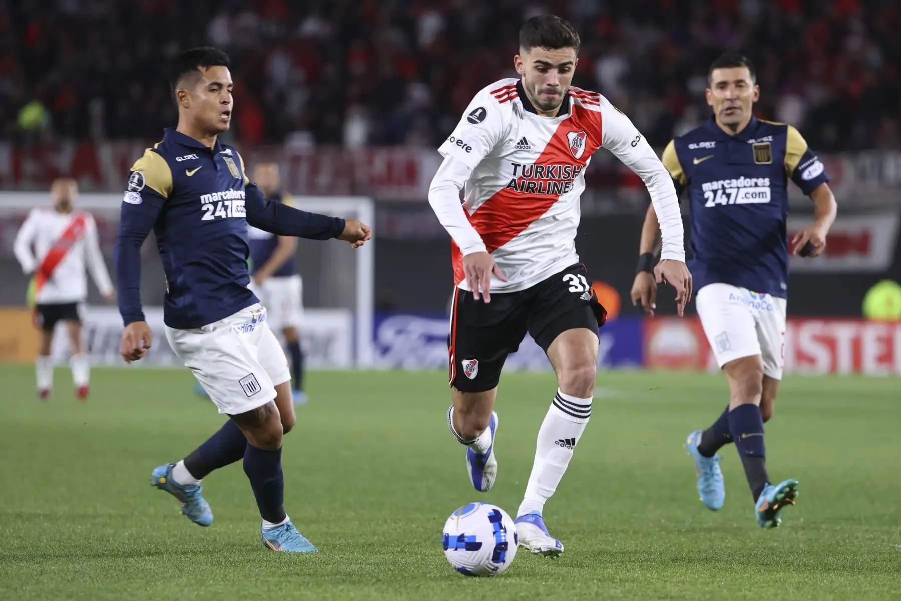 Santiago Simón (c) de River disputa el balón con Yordi Vílchez (i) de Alianza, hoy, durante un partido de la Copa Libertadores entre River Plate y Alianza Lima, en el estadio Monumental en la ciudad de Buenos Aires.
Foto: EFE