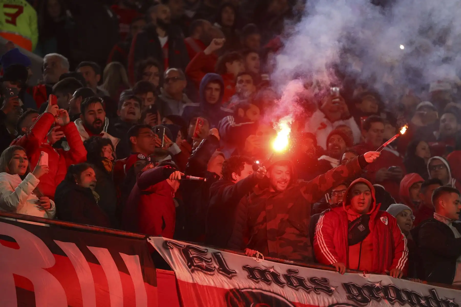 Aficionados de River Plate animan al inicio de un partido de la Copa Libertadores entre River Plate y Alianza Lima, hoy, en el estadio Monumental en la ciudad de Buenos Aires.
Foto: EFE