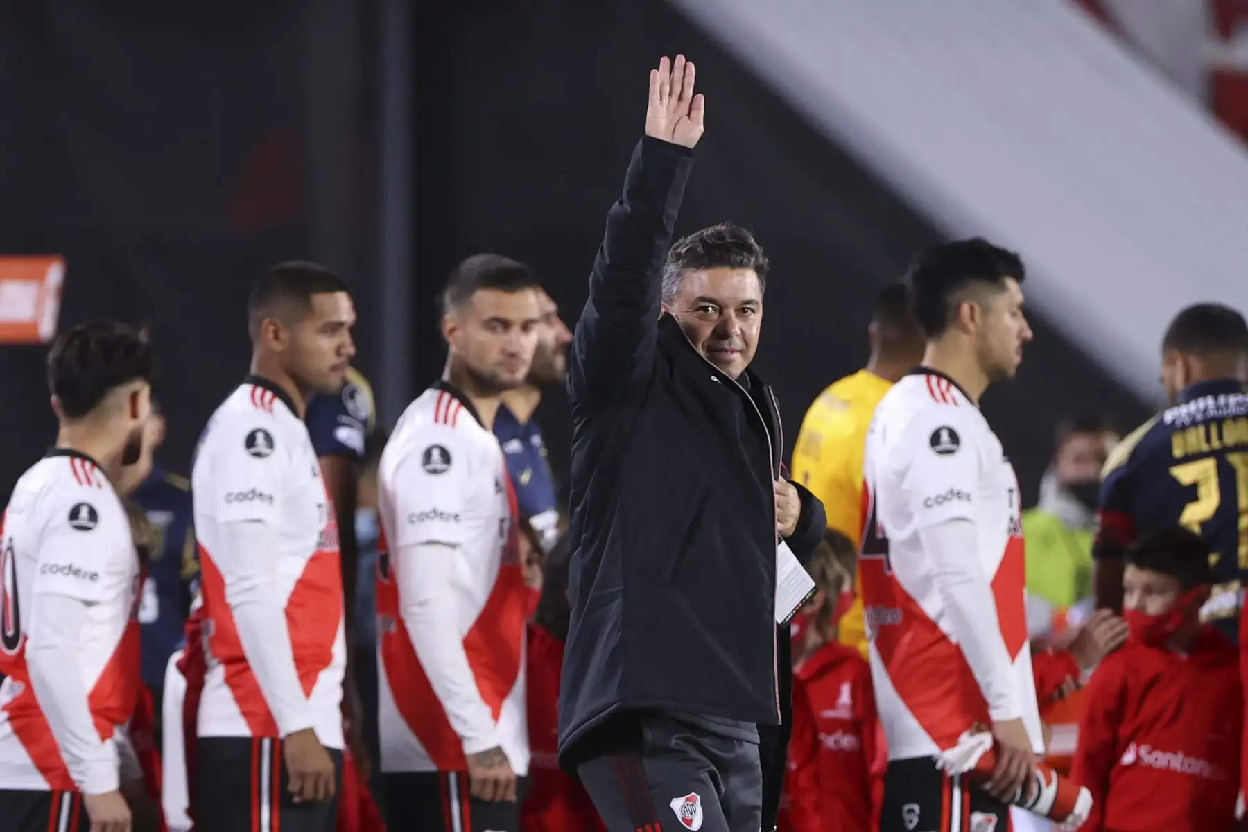 El entrenador de River Plate, Marcelo Gallardo, saluda al inicio de un partido de la Copa Libertadores entre River Plate y Alianza Lima, hoy, en el estadio Monumental en la ciudad de Buenos Aires. 
Foto: EFE