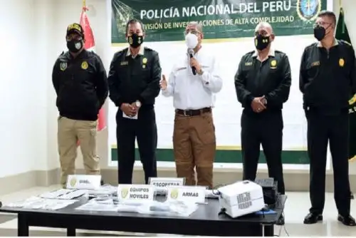 El ministro del Interior, Dimitri Senmache Artola, viajó hasta la ciudad de Chiclayo para liderar la presentación de resultados del operativo. Destacó el trabajo articulado entre la Policía Nacional y el Ministerio Público.