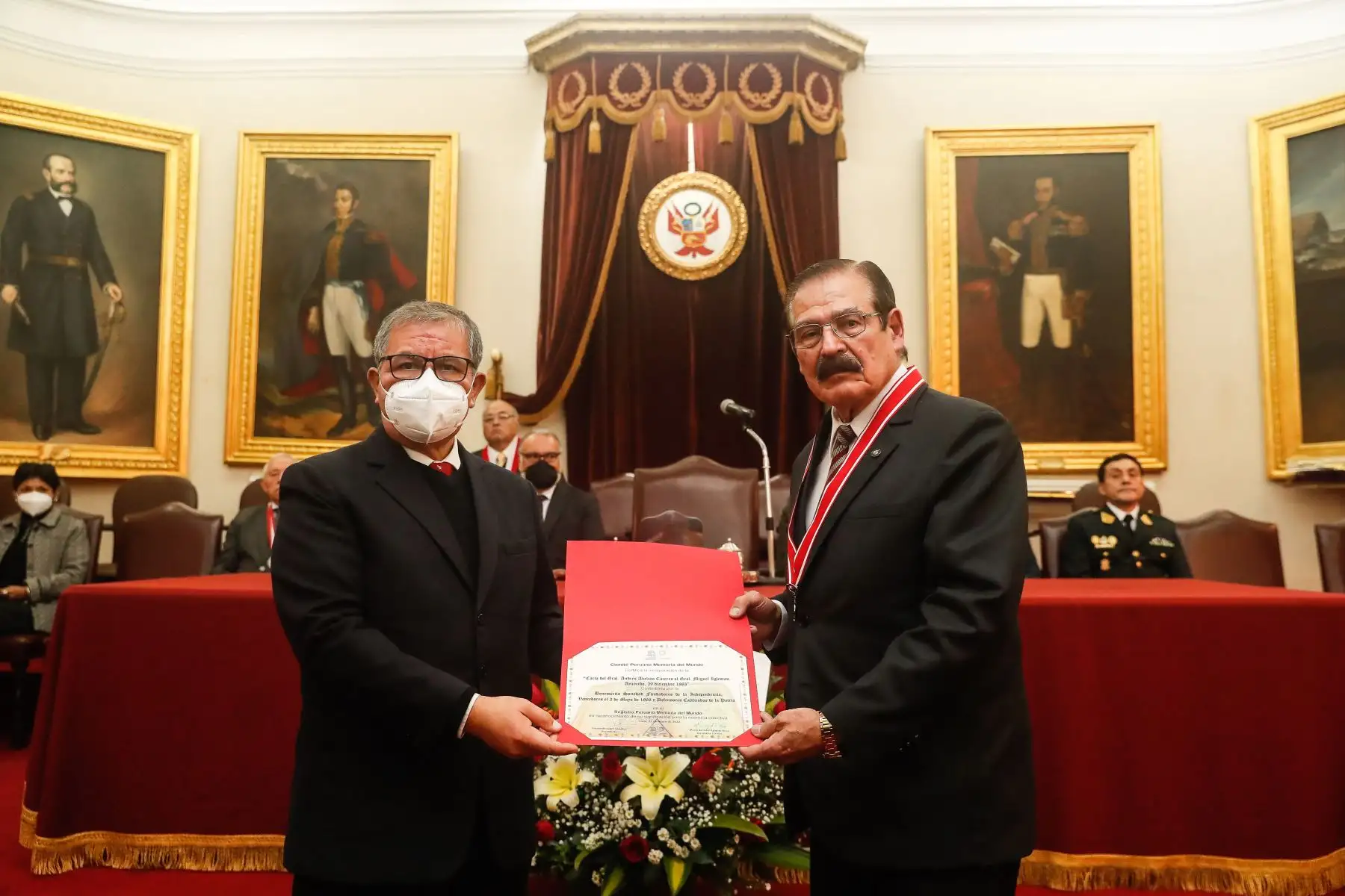 Ceremonia de entrega del certificado de inscripción del patrimonio documental en el Registro Peruano de Memoria del Mundo carta de Andrés Avelino Cáceres al Gral. Miguel Iglesias, en la Benemérita Sociedad Fundadores de la Independencia. Fernando López, presidente del Comité Peruano de Memoria del Mundo para la Unesco entrega documento al Gral. Carlos Alfonso Tafur Ganoza.. Foto: ANDINA/Renato Pajuelo