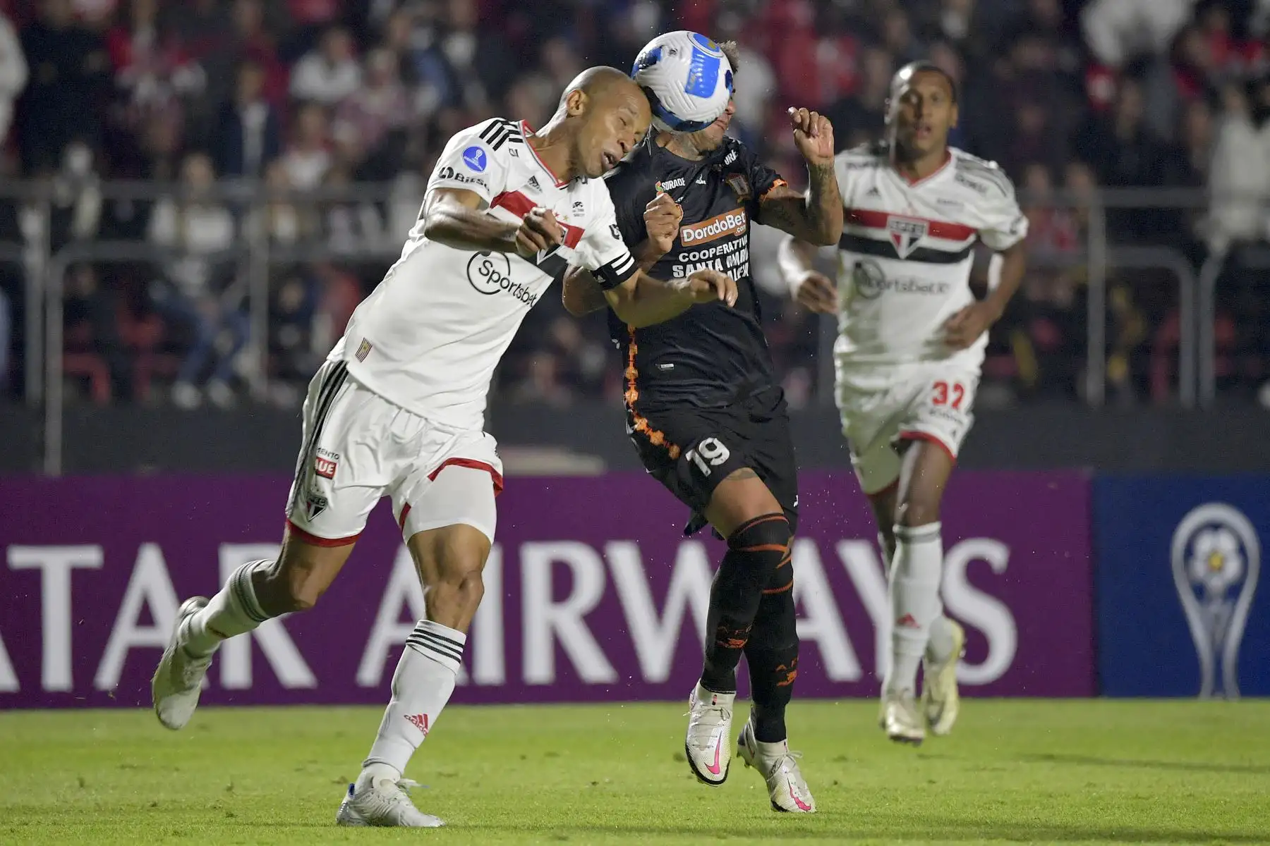 El brasileño Sao Paulo Miranda (L) y el uruguayo Nicolás Royon de Ayacucho FC compiten por el balón durante su partido de fútbol de la fase de grupos de la Copa Sudamericana en el estadio Morumbi, en Sao Paulo, Brasil. Foto: AFP