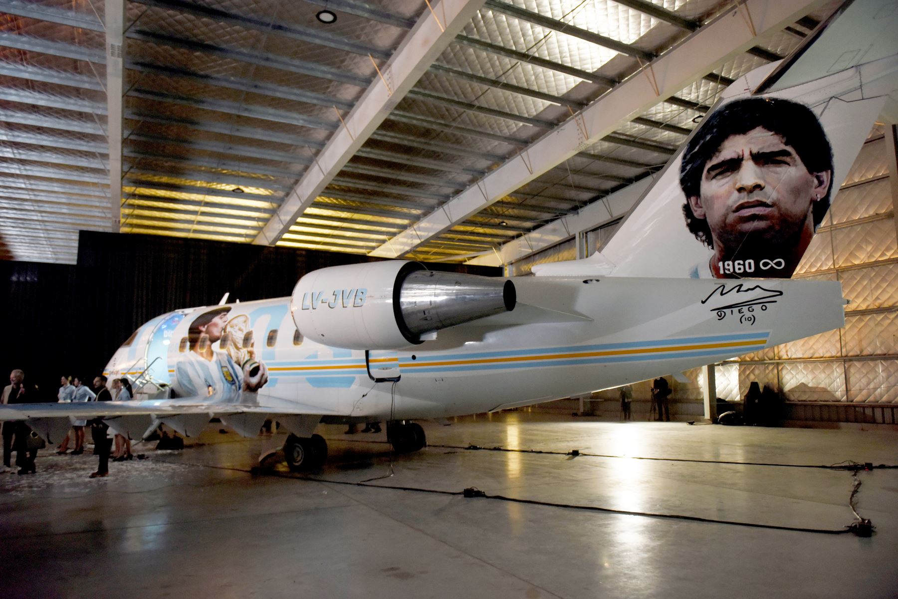 Fotografía del avión Tango D10S, el cual homenajea a Diego Maradona y que volará al Mundial de Catar, durante su presentación hoy, en el Aeropuerto de Morón, en Buenos Aires (Argentina). Foto: EFE
