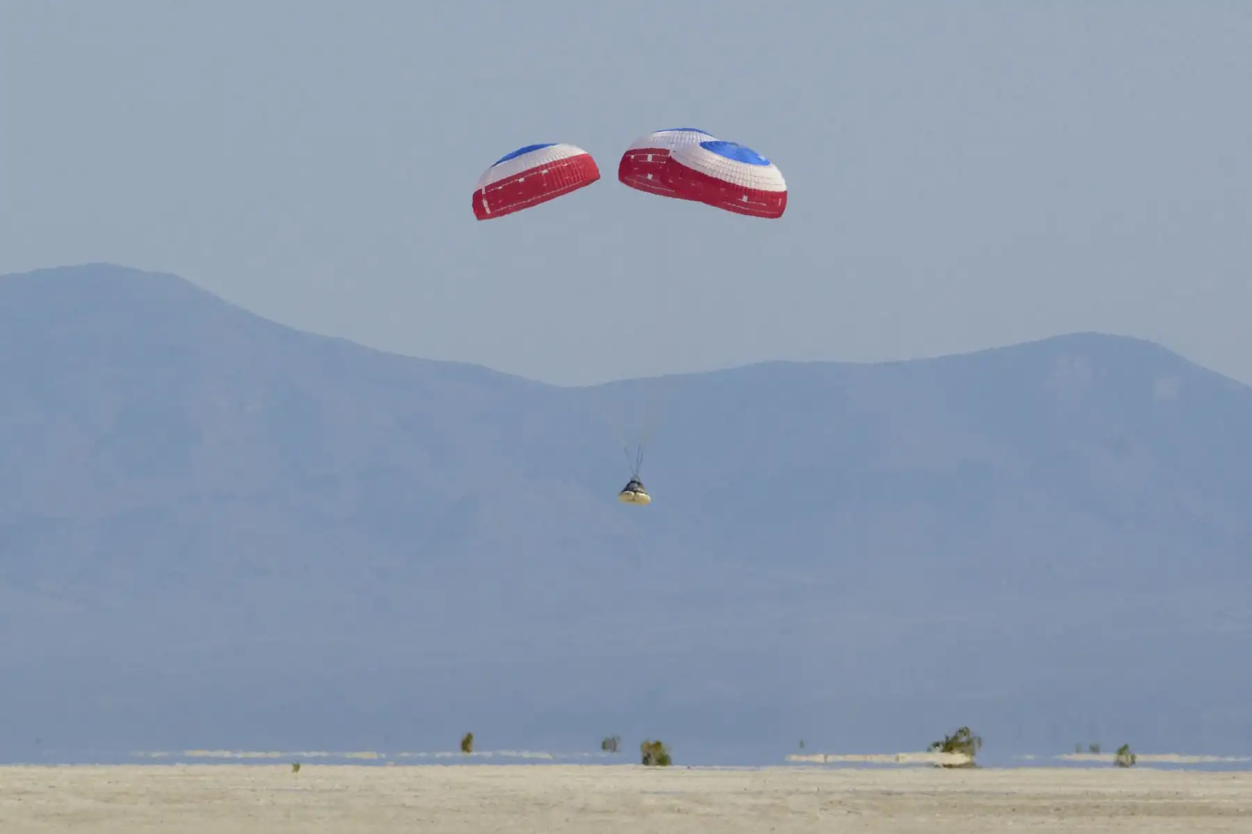 Foto: AFPFotografía cedida por la NASA donde se aprecia la nave espacial CST-100 Starliner de Boeing mientras aterriza en el puerto espacial de White Sands Missile Range, en Nuevo México (Estados Unidos). La cápsula no tripulada Starliner, de la firma Boeing, aterrizó este miércoles sin contratiempos y a la hora prevista en el desierto de Nuevo México (EE.UU.), tras separarse esta tarde de la Estación Espacial Internacional (EEI), adonde llegó el pasado viernes con suministro y equipos.
Foto: NASA/ EFE