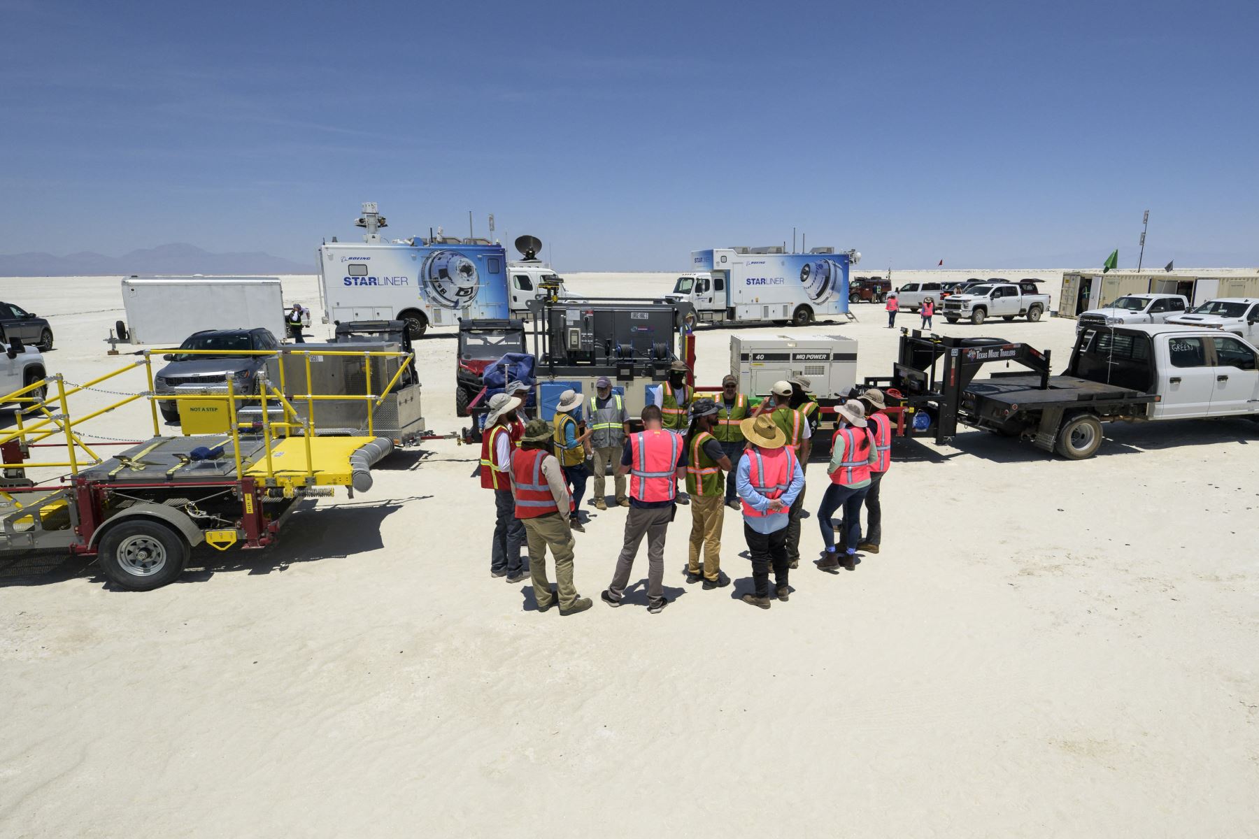 Fotografía cedida por la NASA muestra a los equipos de la NASA y Boeing preparándose para el aterrizaje de la nave espacial CST-100 Starliner de Boeing en el puerto espacial de White Sands Missile Range, en Nuevo México, este 25 de mayo de 2022.
Foto: NASA/EFE